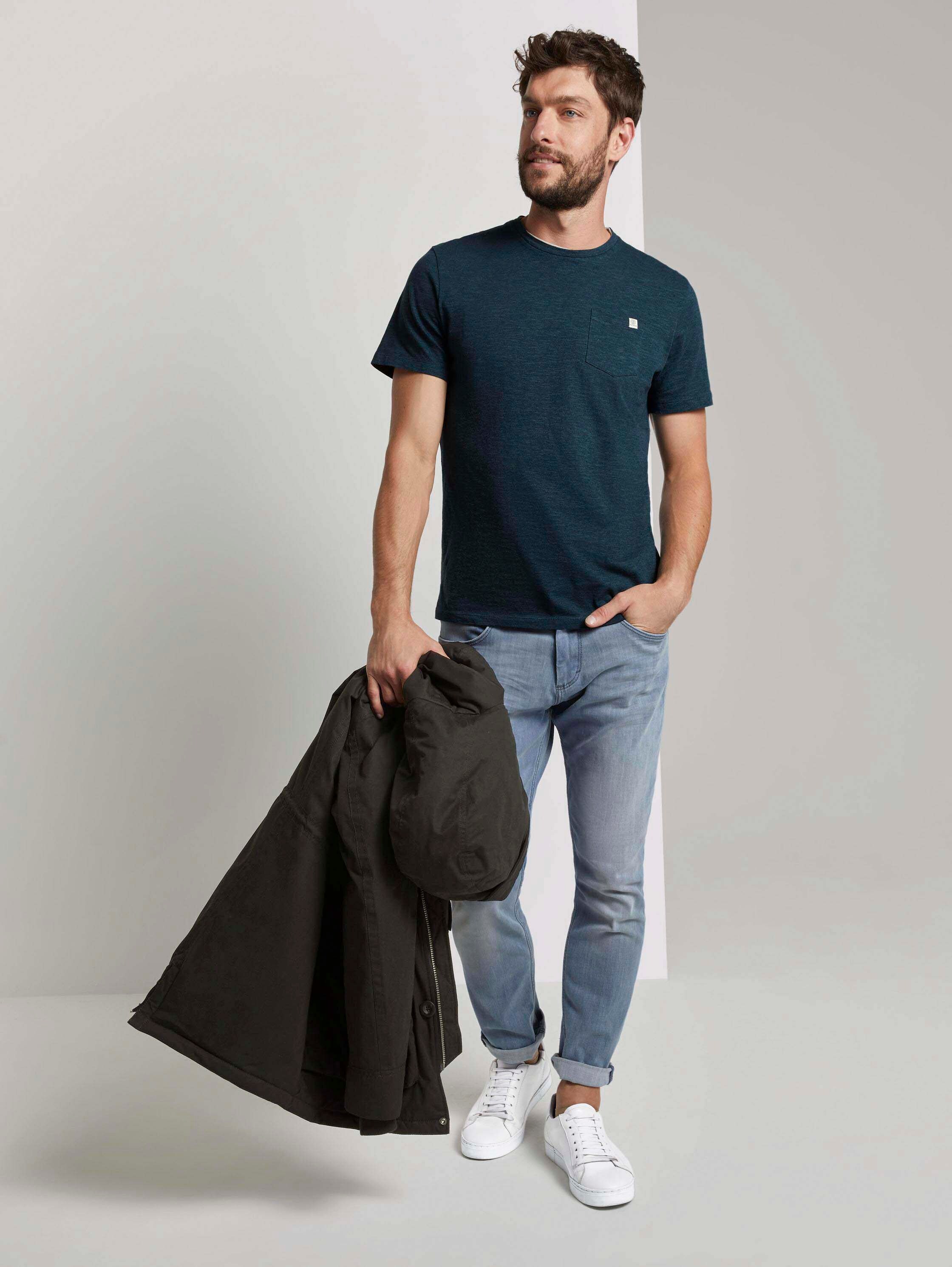 Fein gemustertes T-Shirt mit Brusttasche - 2