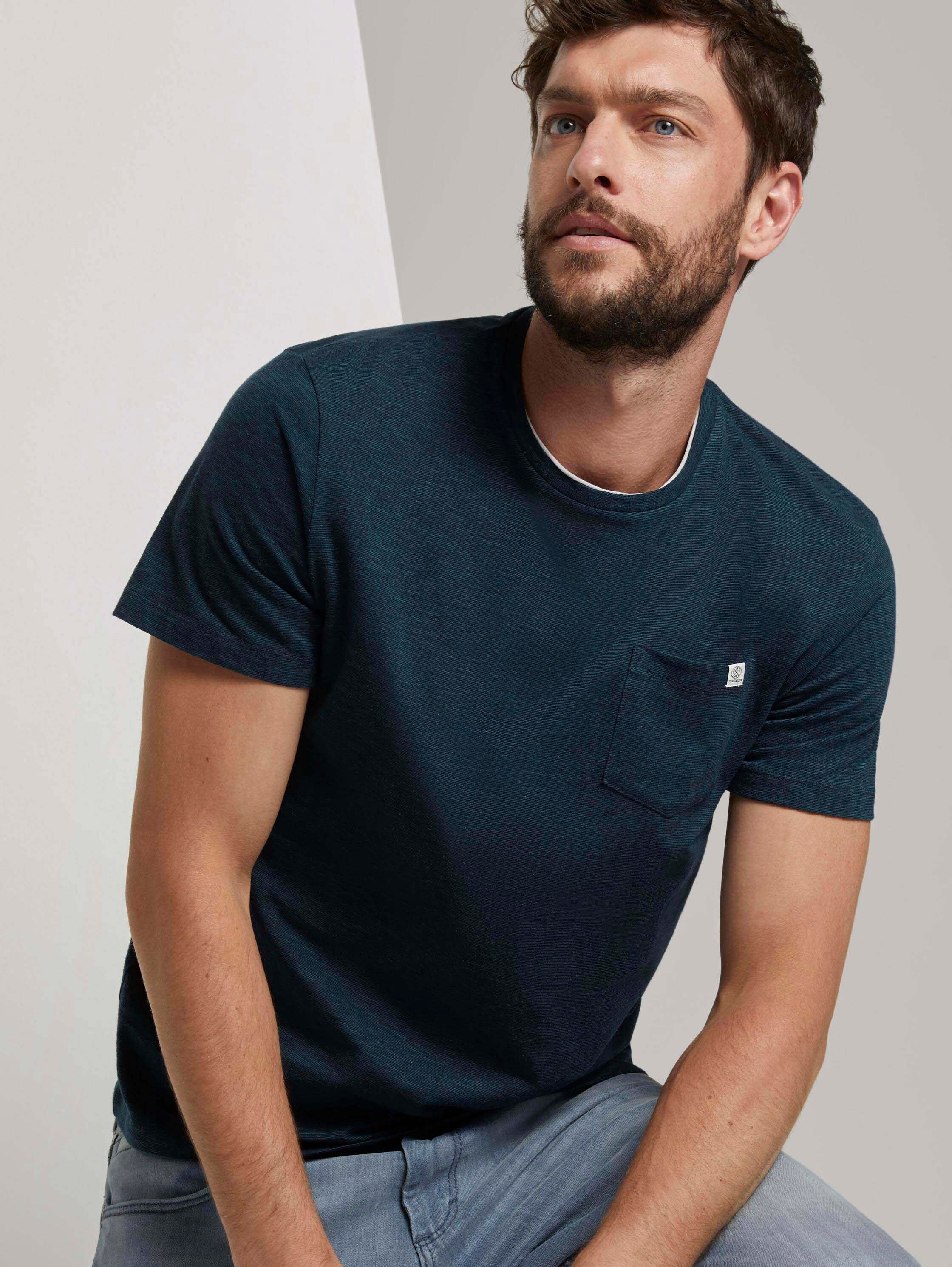 Fein gemustertes T-Shirt mit Brusttasche - 1