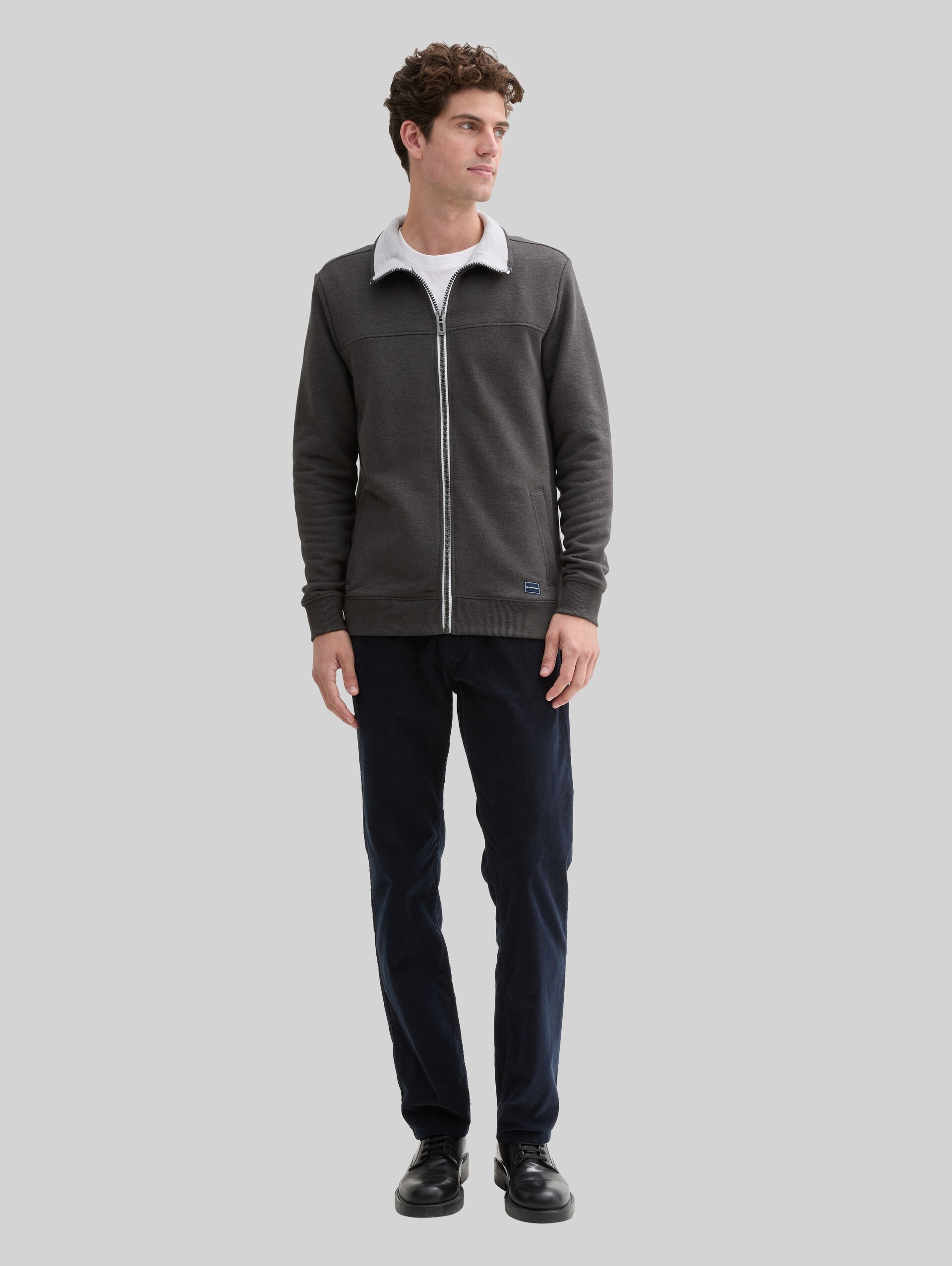Sweatjack met opstaande kraag - Dark Grey Melange - Model vooraanzicht