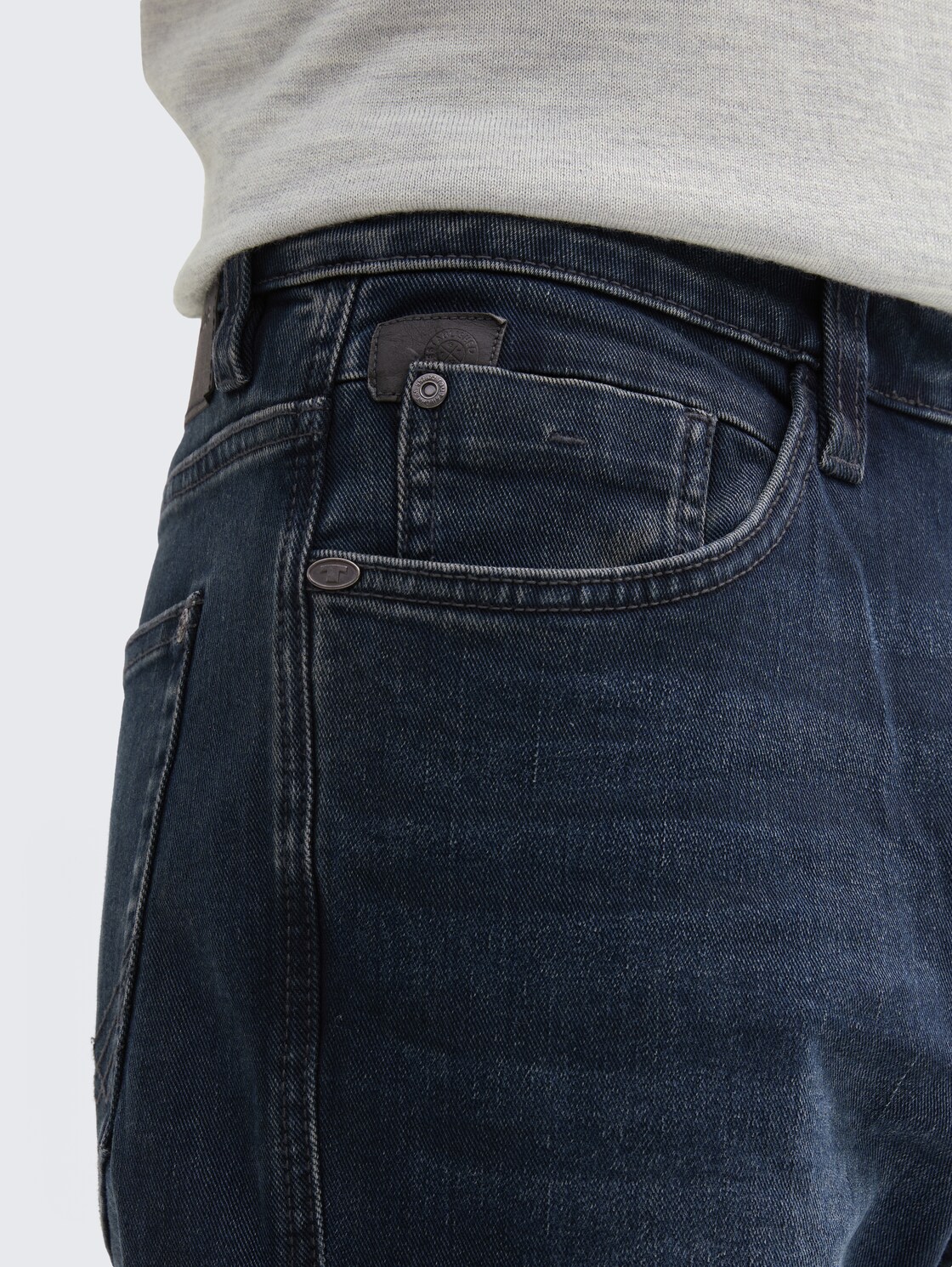 TTJOSH REGULAR SLIM Jeans - dark stone blue black denim - Detail-Model-Ansicht