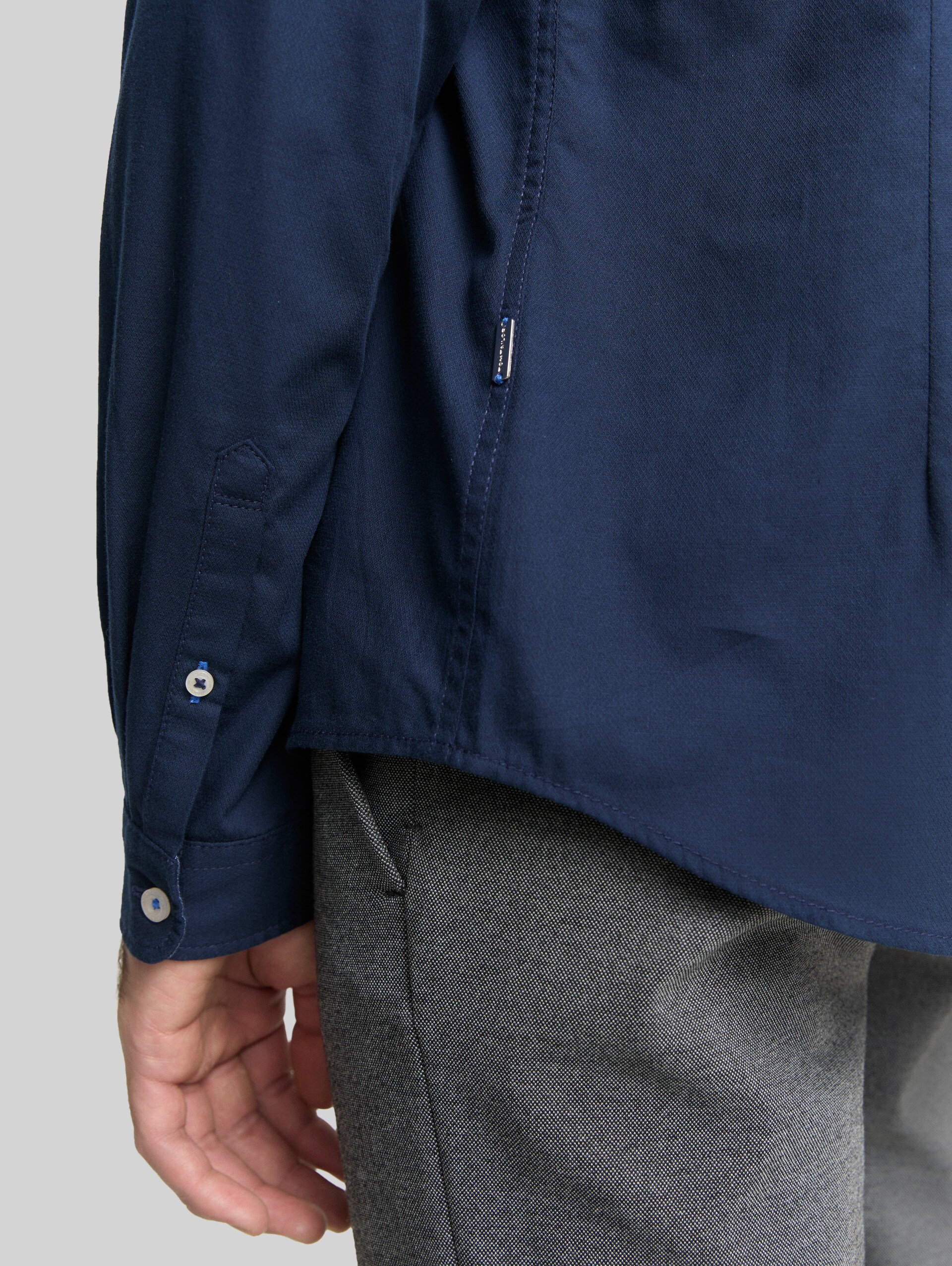 Slim Fit-overhemd met gestructureerde stof - Dark Blue - Detailaanzicht model