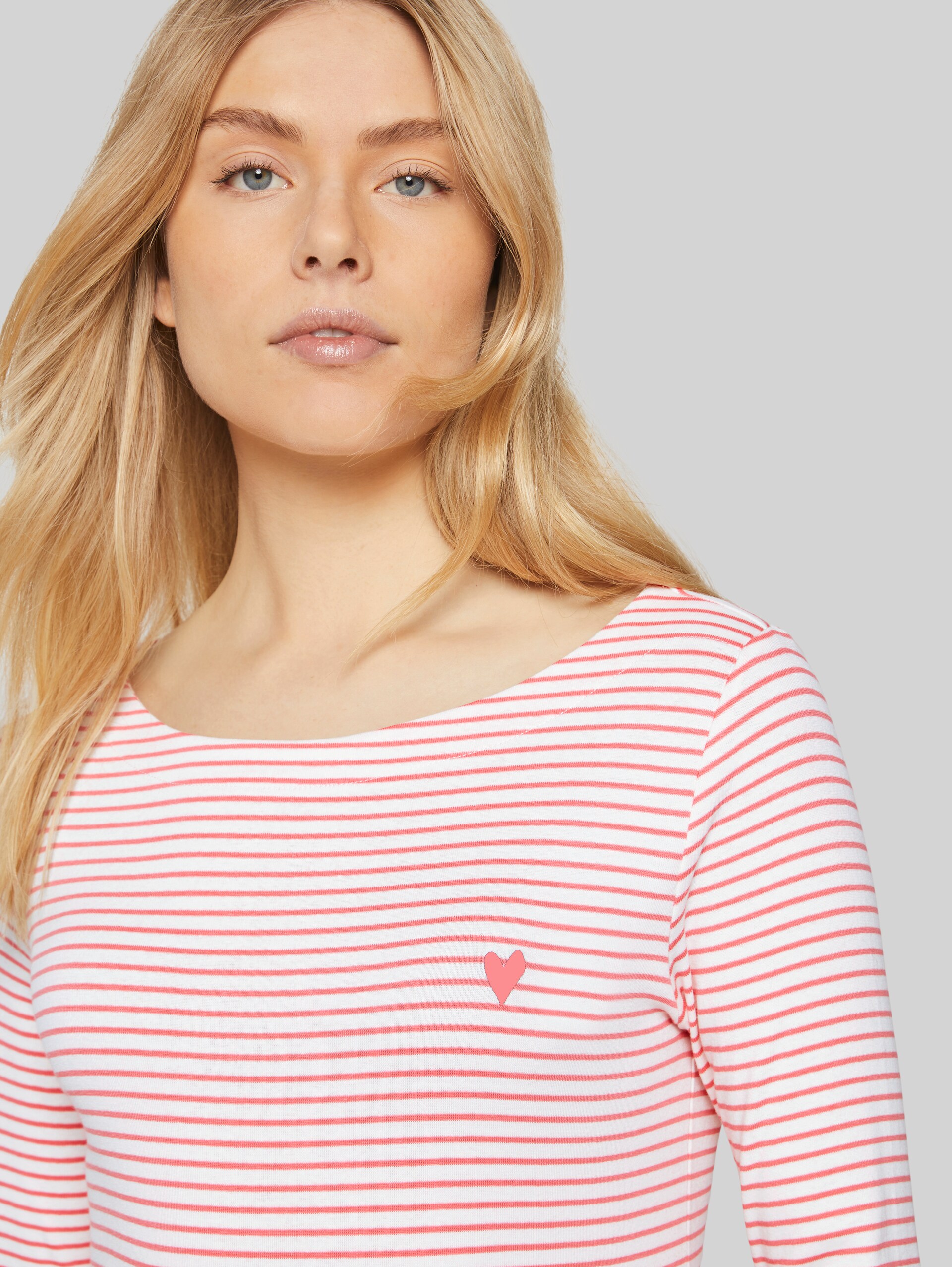 Striped shirt with small embroidery - white peach small stripe - Detail model view