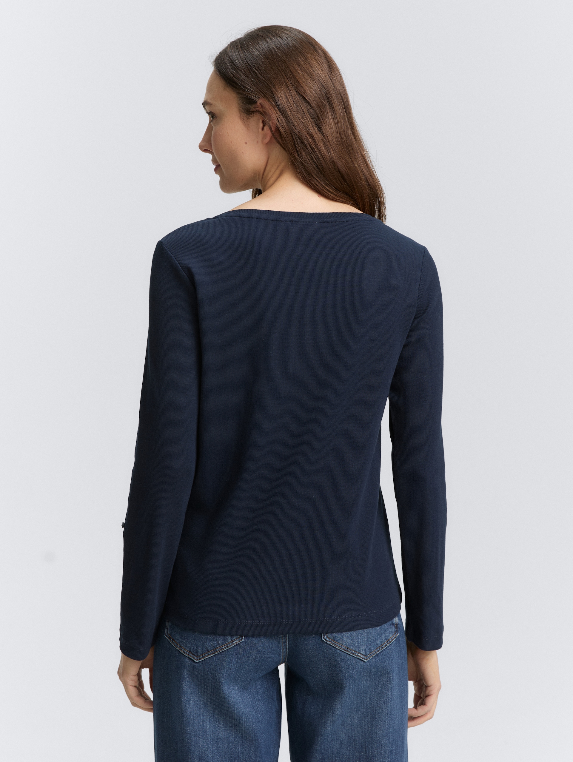 Langarmshirt mit Turn-Up-Funktion - Lunar Eclipse - Auschnitt Model-Rückansicht