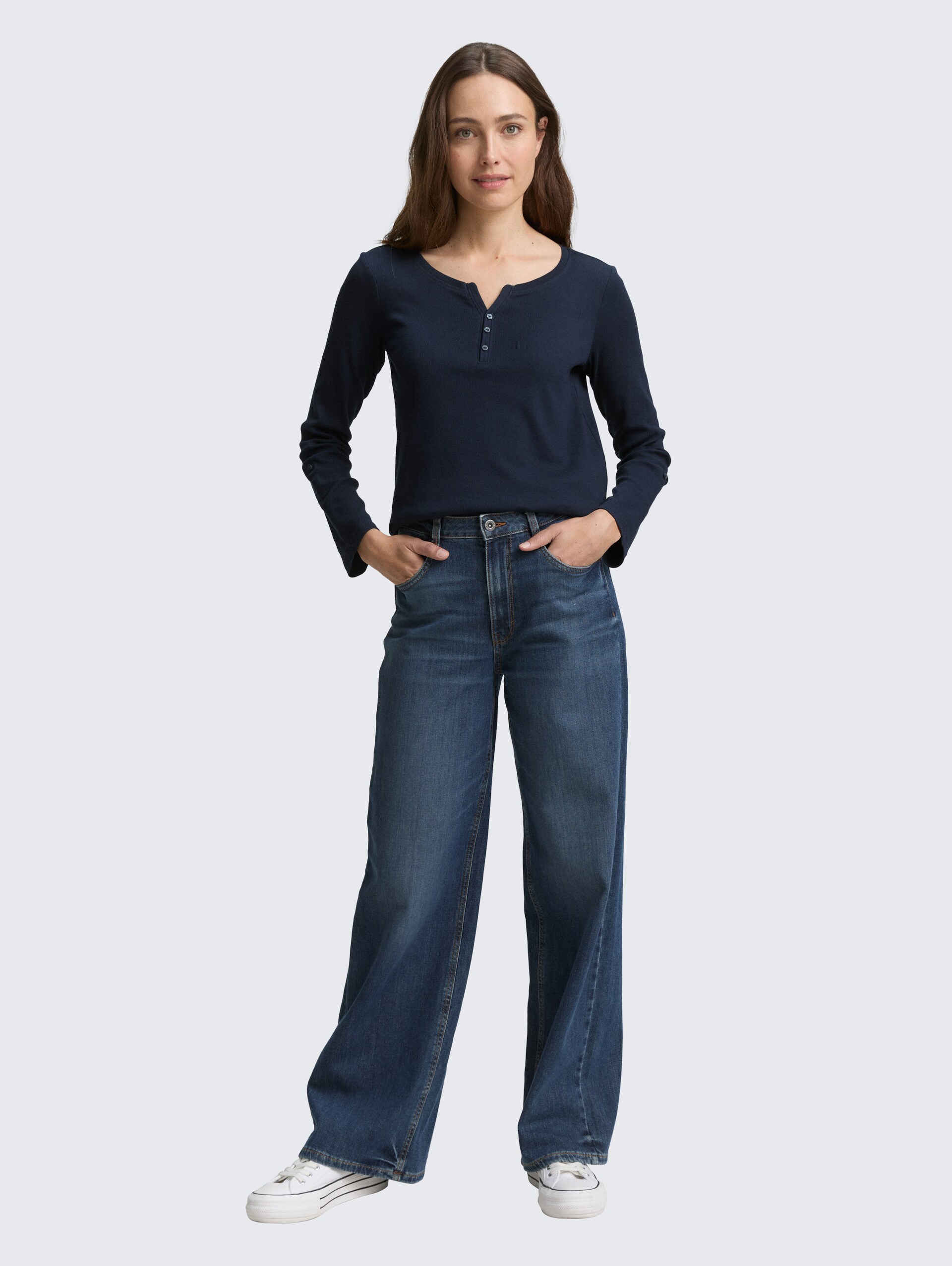 Langarmshirt mit Turn-Up-Funktion - Lunar Eclipse - Model-Vorderansicht