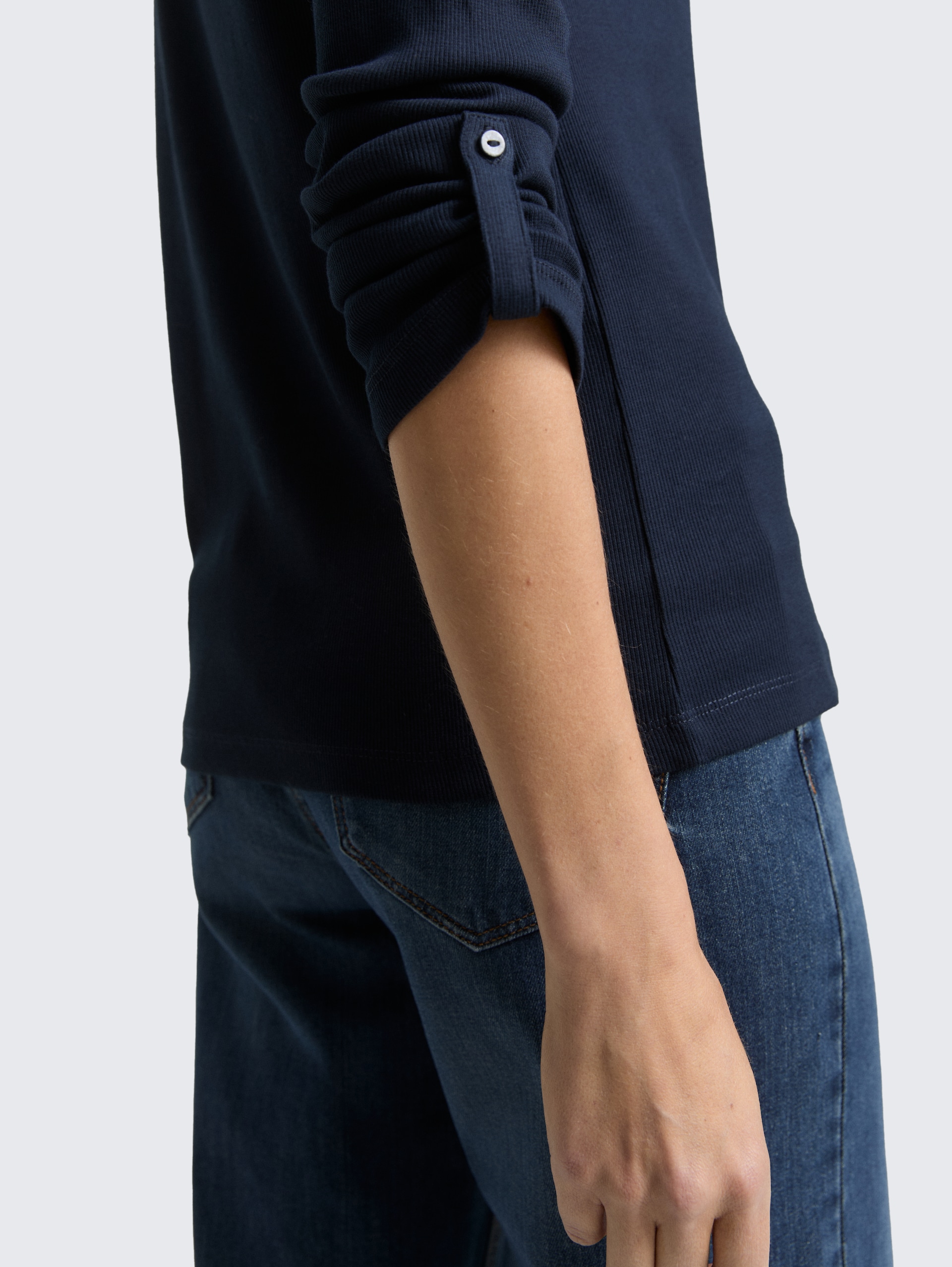 Langarmshirt mit Turn-Up-Funktion - Lunar Eclipse - Detail-Model-Ansicht