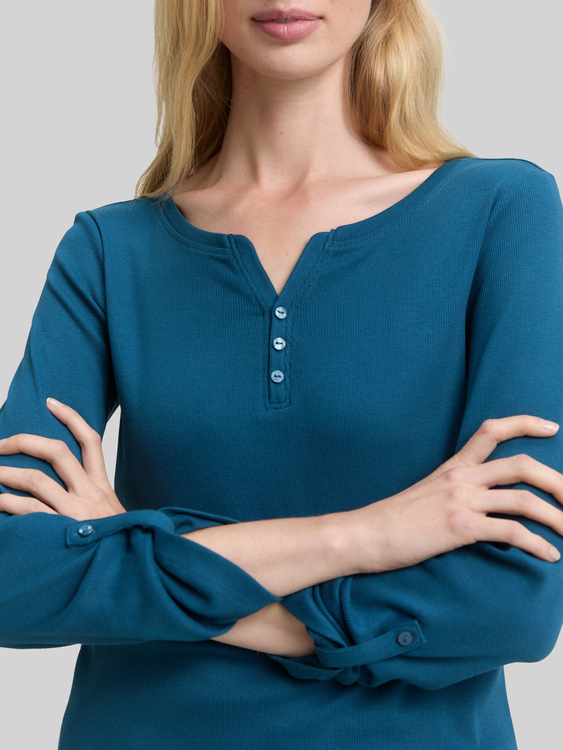 Langarmshirt mit Turn-Up-Funktion - Dark Petrol - Detail-Model-Ansicht