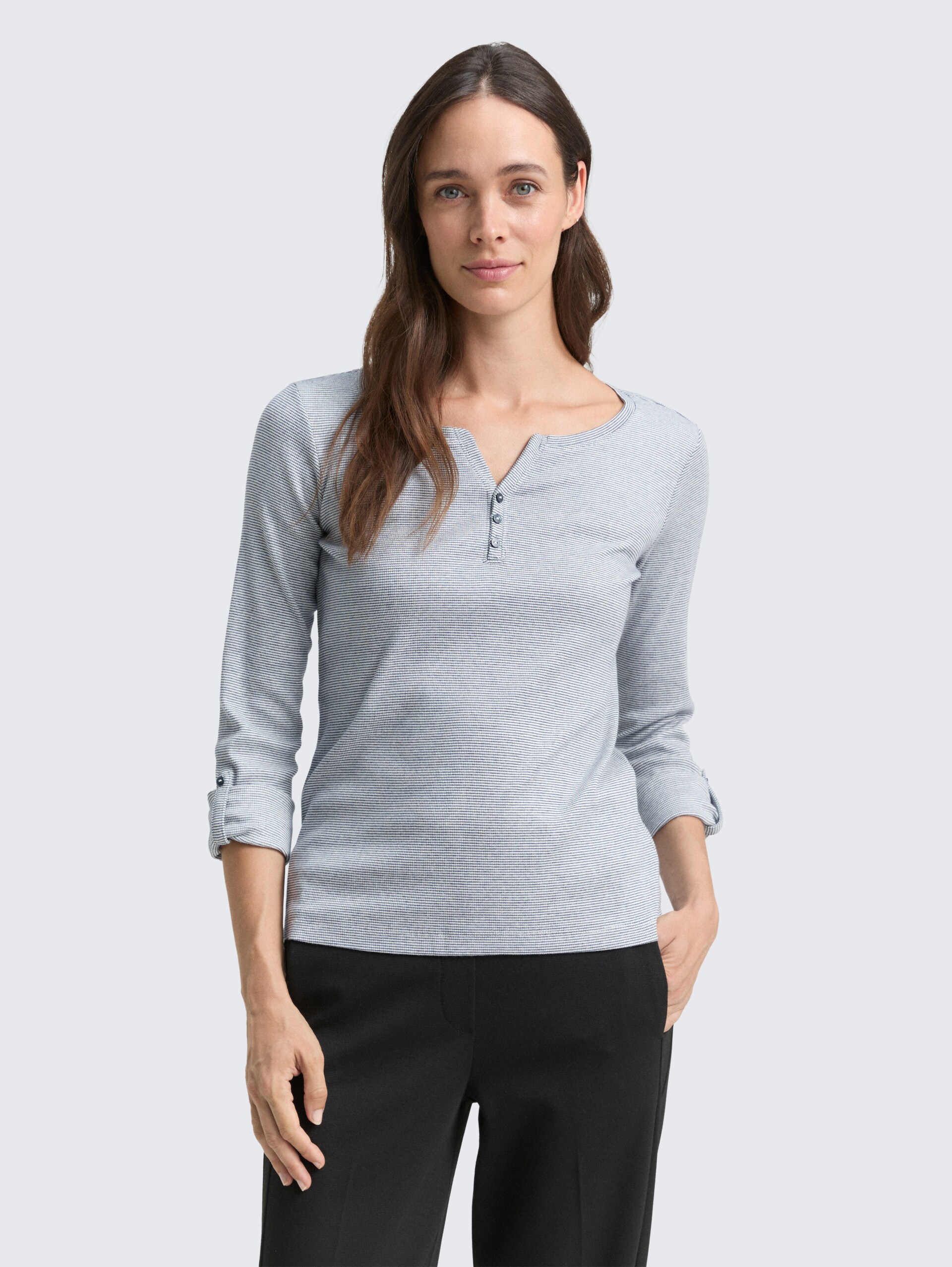 Langarmshirt mit Bio-Baumwolle - offwhite navy small stripe - Ausschnitt Model-Vorderansicht