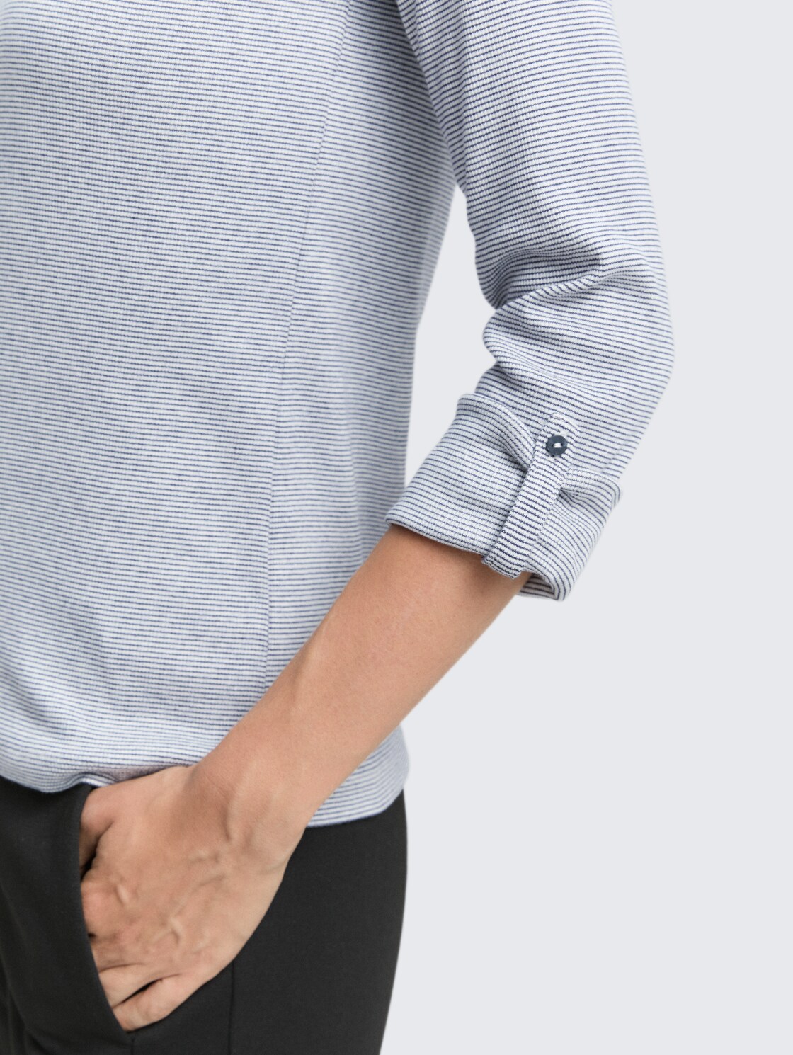 Langarmshirt mit Bio-Baumwolle - offwhite navy small stripe - Detail-Model-Ansicht