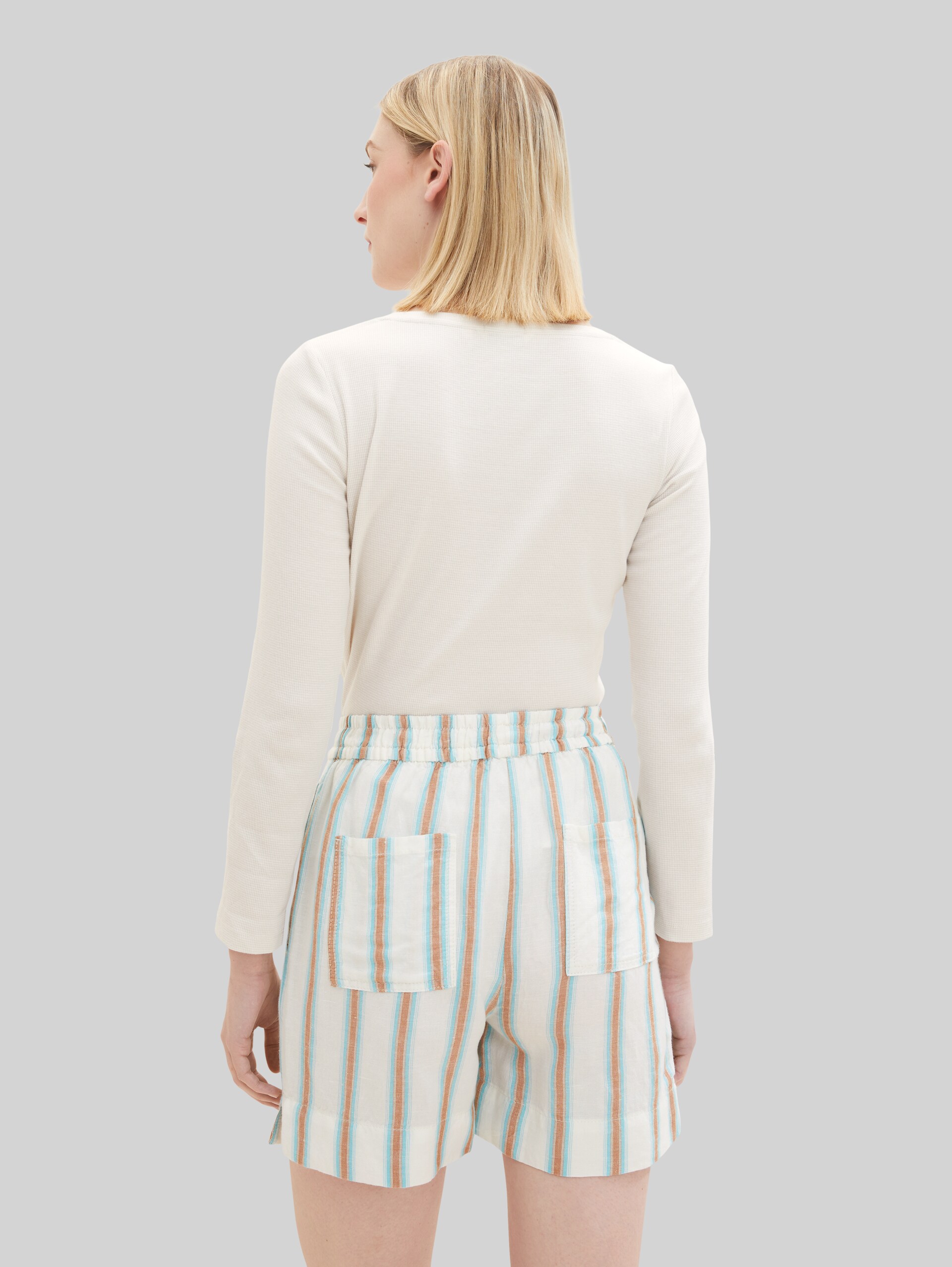 Langarmshirt mit Turn-Up-Funktion - offwhite grey small stripe - Auschnitt Model-Rückansicht