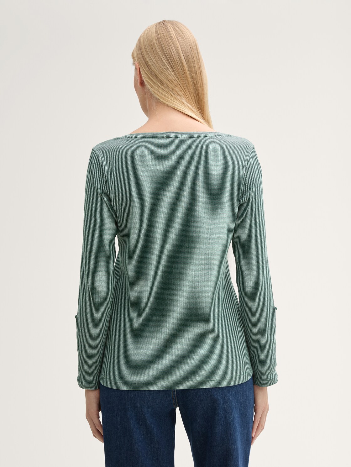 Langarmshirt mit Turn-Up-Funktion - off white green small stripe - Auschnitt Model-Rückansicht