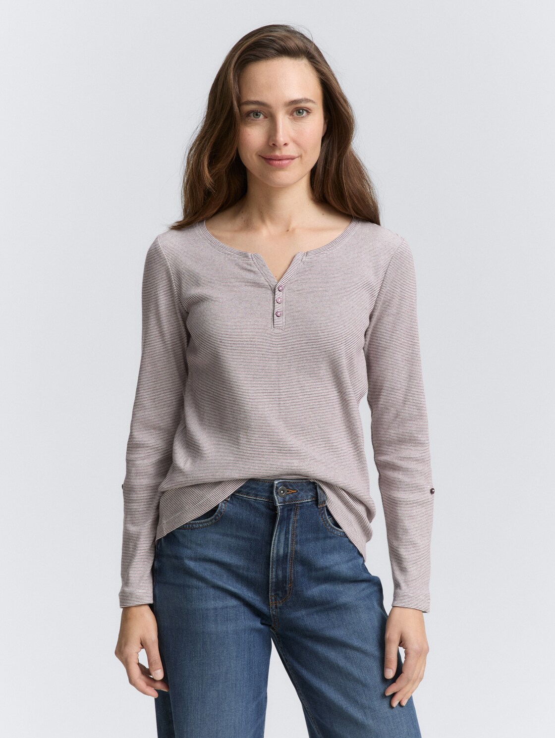 Langarmshirt mit Turn-Up-Funktion - off white red small stripe - Ausschnitt Model-Vorderansicht