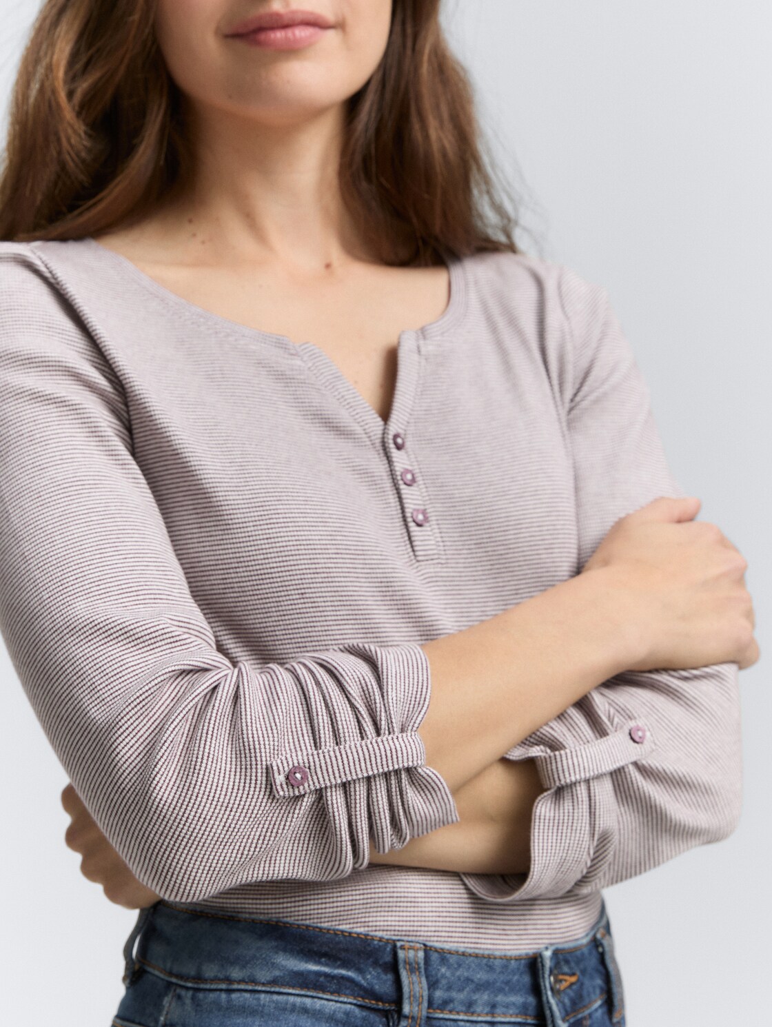 Langarmshirt mit Turn-Up-Funktion - off white red small stripe - Detail-Model-Ansicht