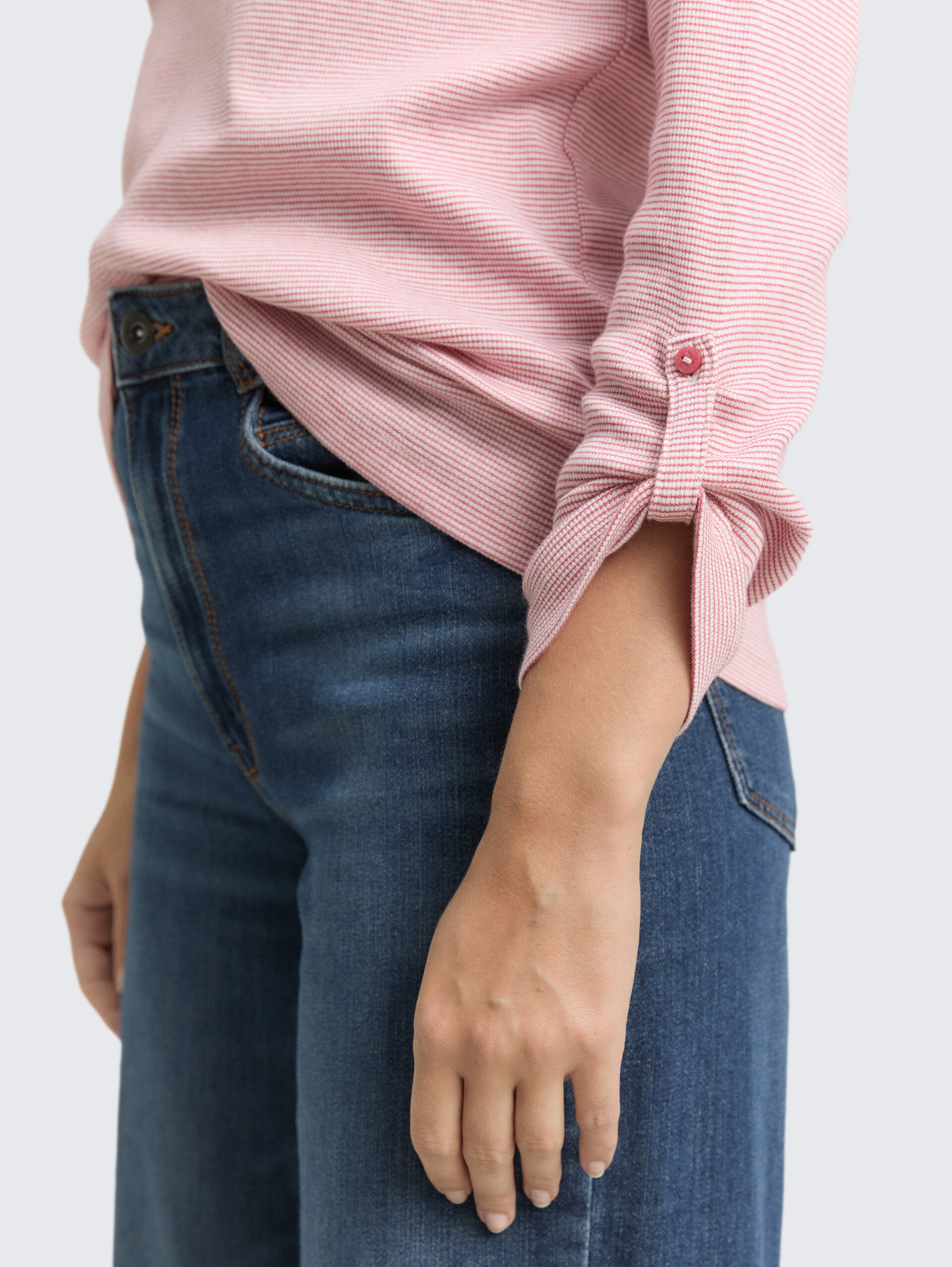 Langarmshirt mit Turn-Up-Funktion - offwhite pink small stripe - Detail-Model-Ansicht