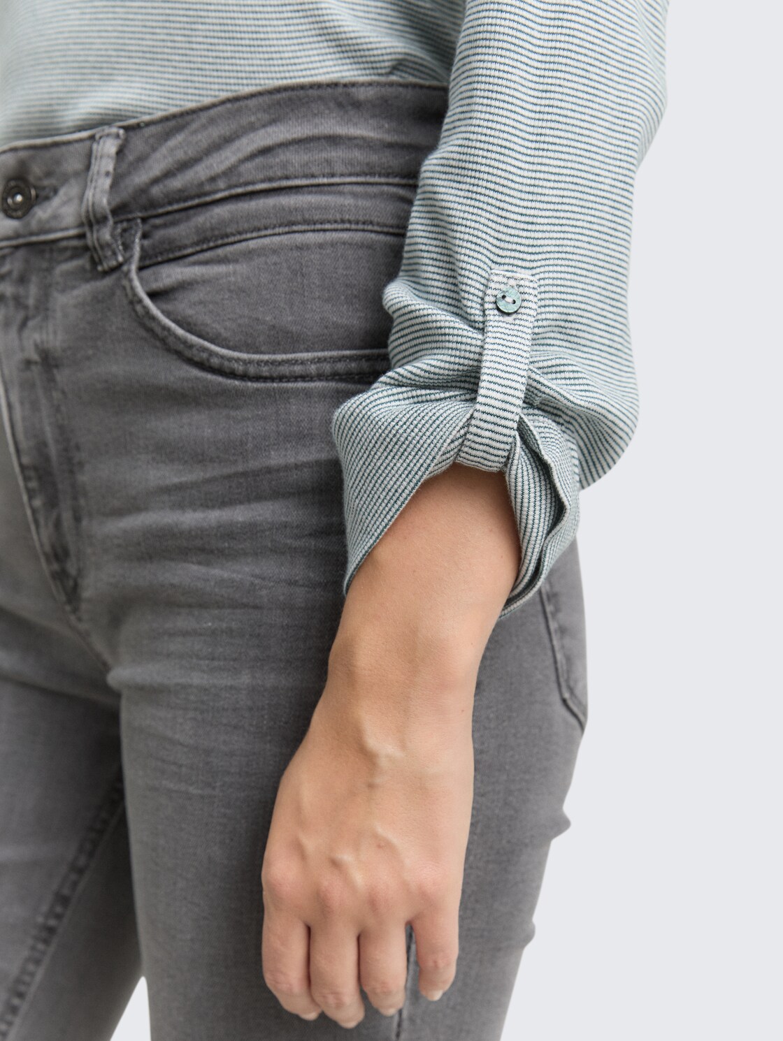 Langarmshirt mit Turn-Up-Funktion - green offwhite small stripe - Detail-Model-Ansicht