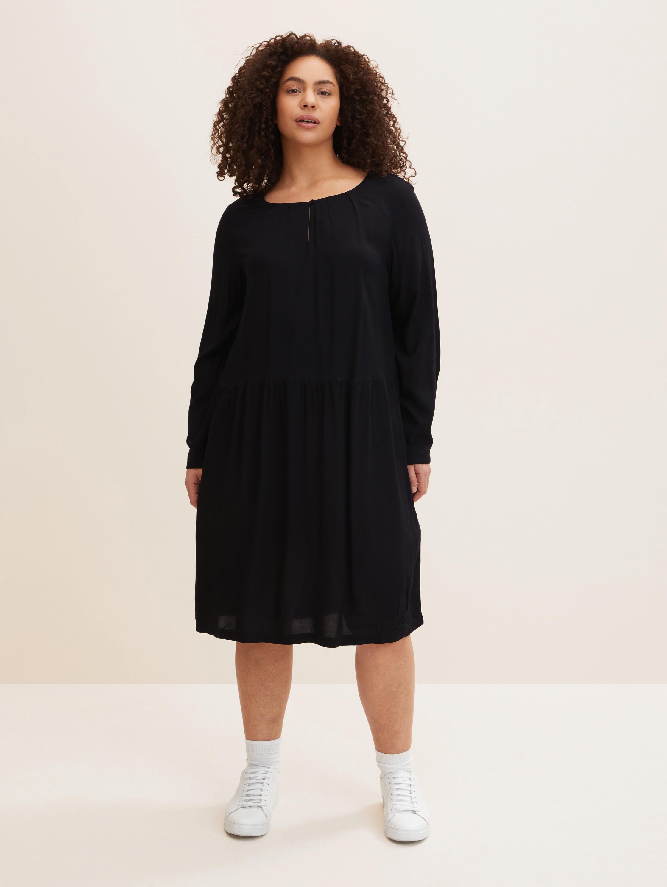 Blouse jurk met geplooide details - deep black - Model vooraanzicht