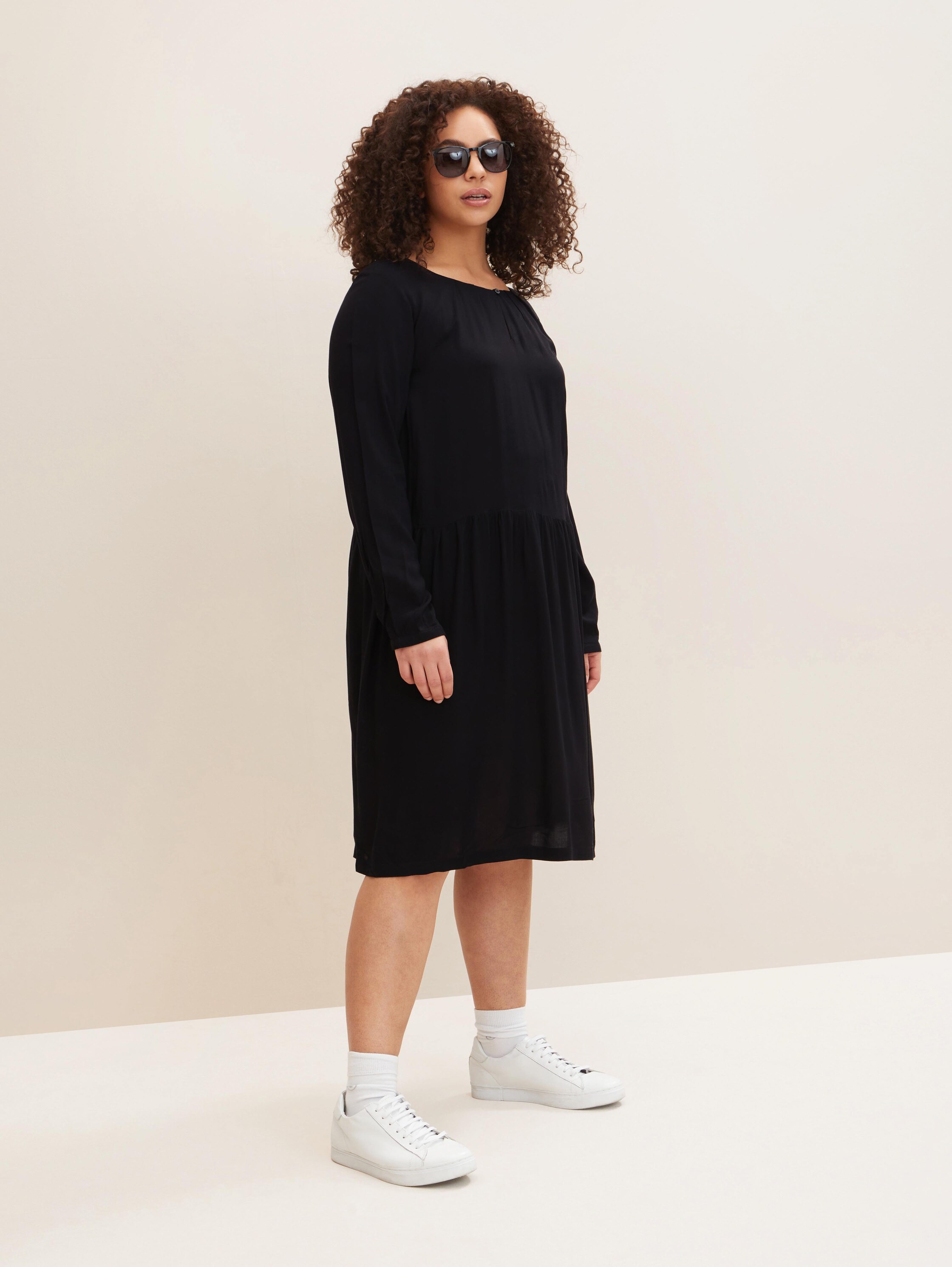 Blouse jurk met geplooide details - deep black - zijaanzicht model