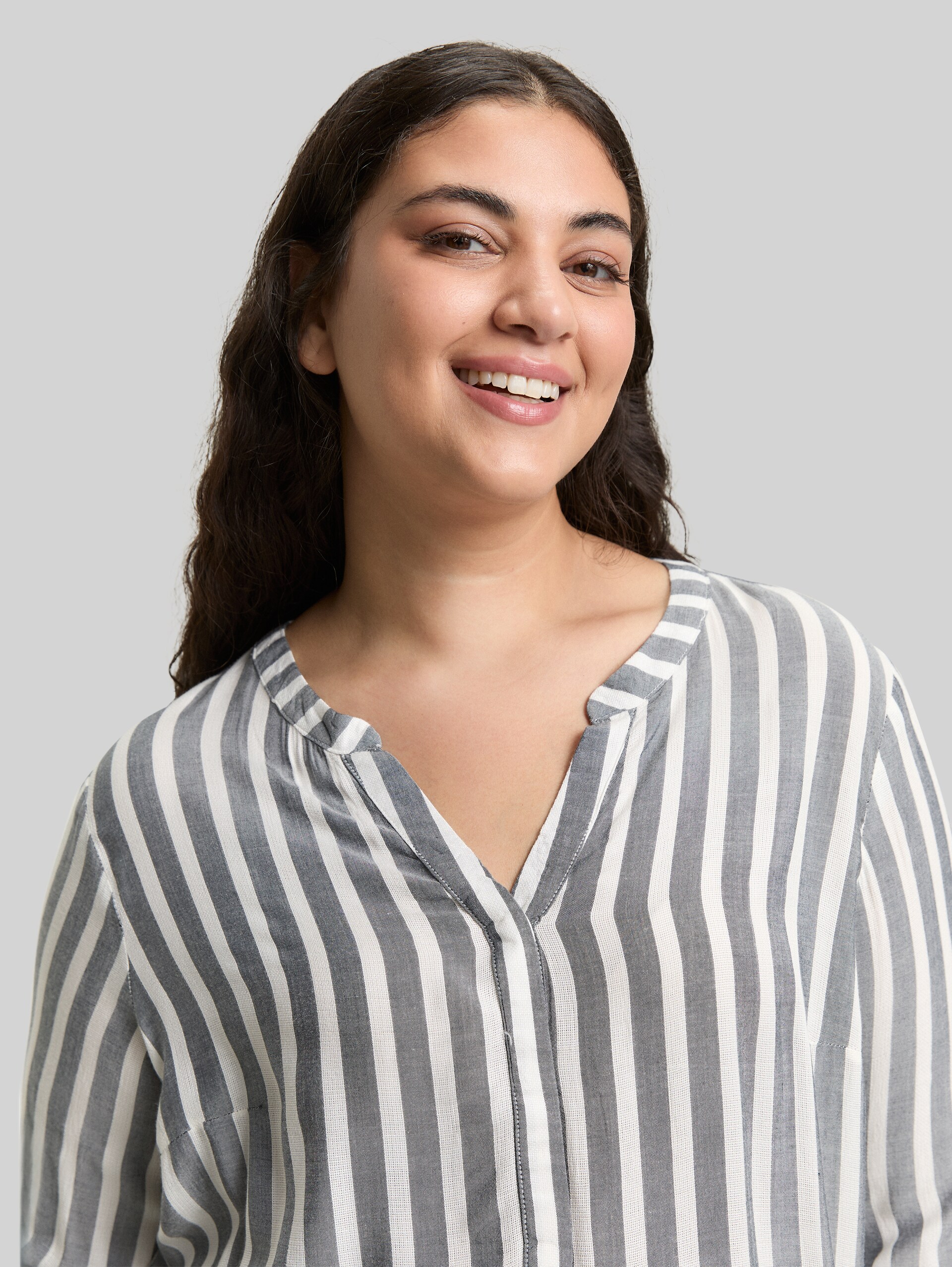 Plus Size - Striped Henley top - offwhite navy vertical stripe - Detail model view