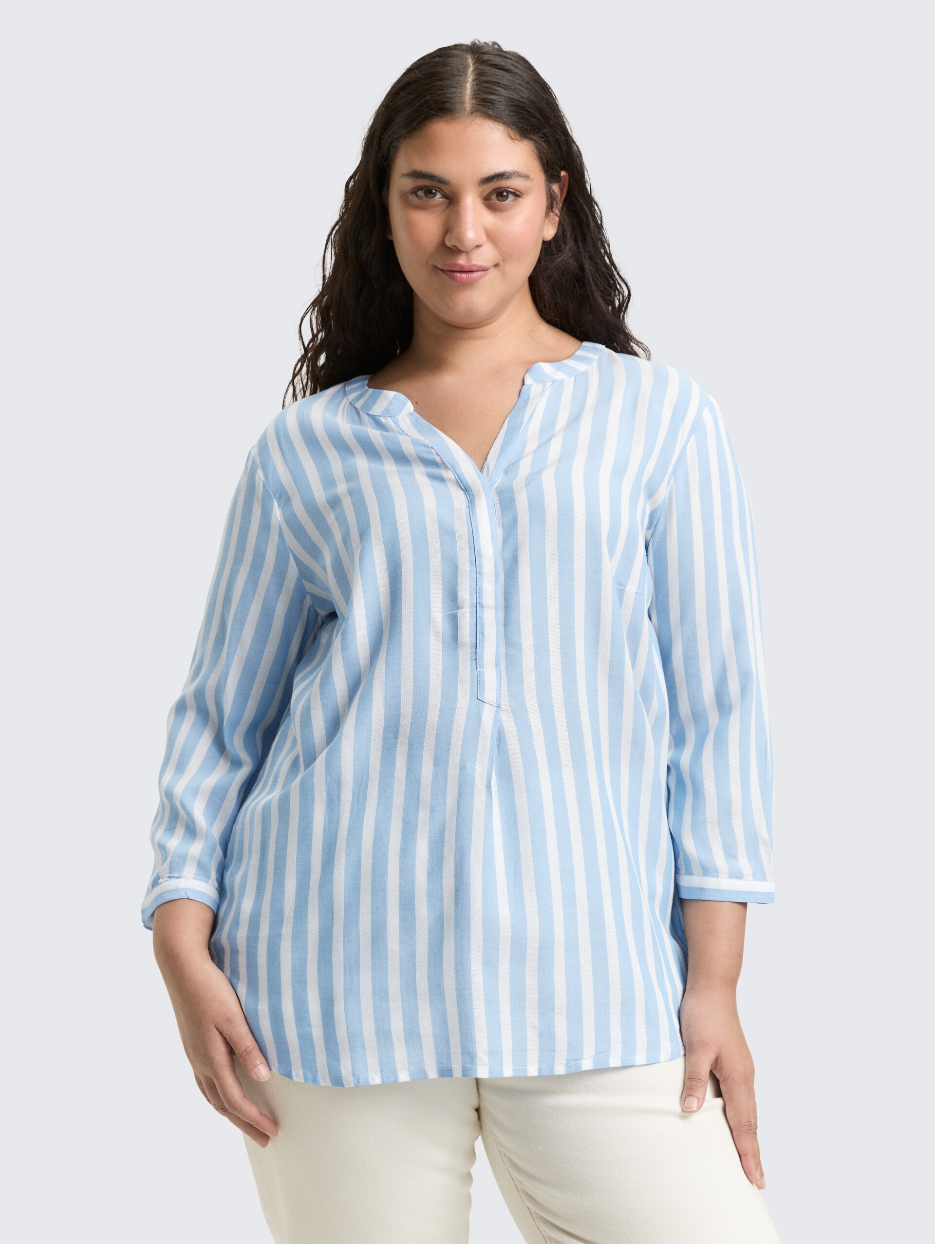 Plus Size - Henleybluse mit Streifenmuster - bleu white stripe - Ausschnitt Model-Vorderansicht