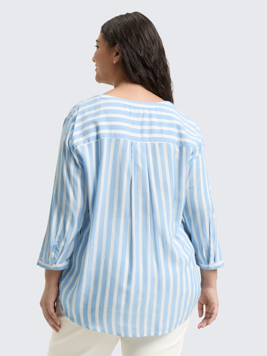 Plus Size - Henleybluse mit Streifenmuster - bleu white stripe - Auschnitt Model-Rückansicht