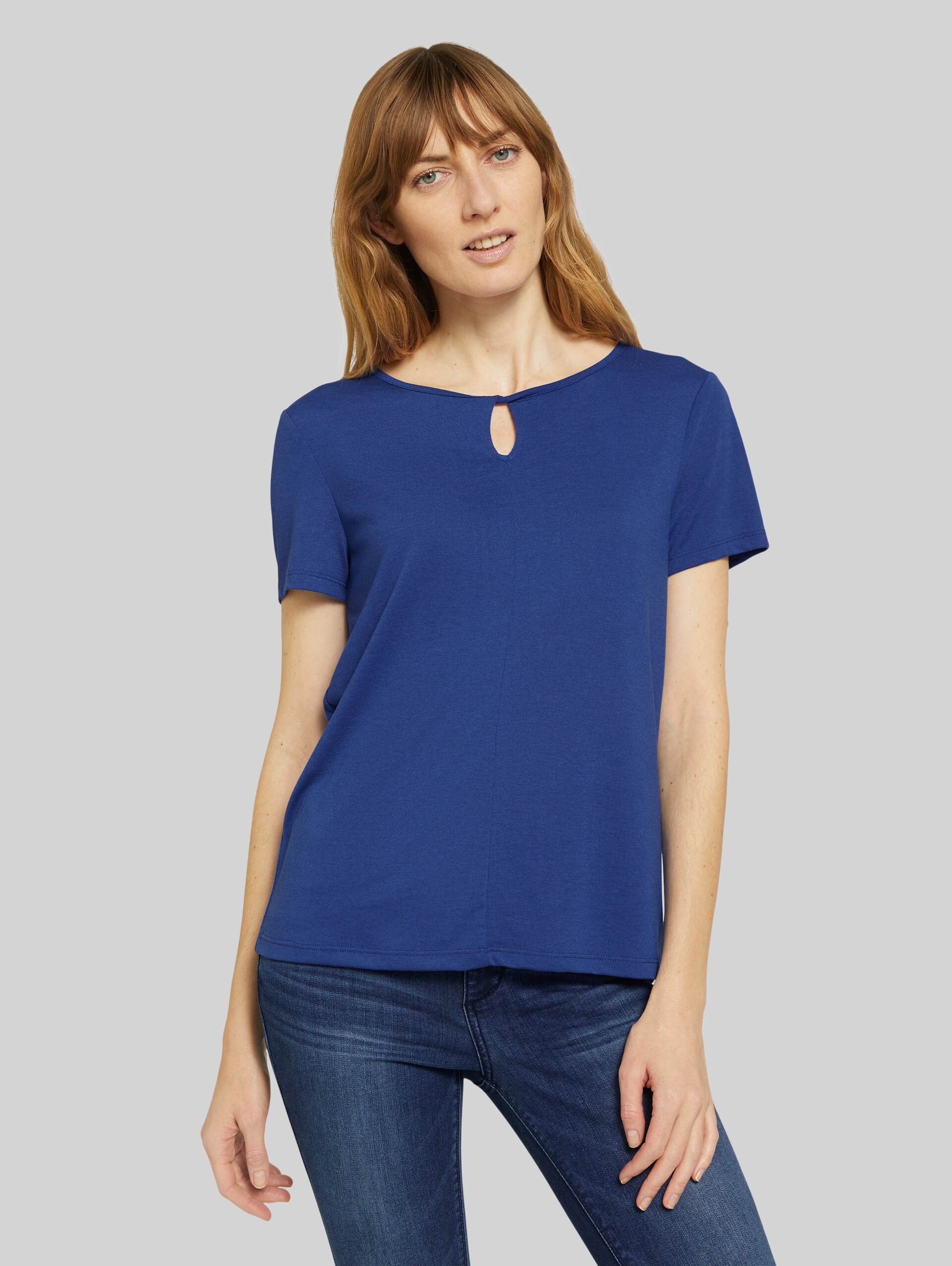 T-Shirt mit Knotendetail - anemone blue - Ausschnitt Model-Vorderansicht
