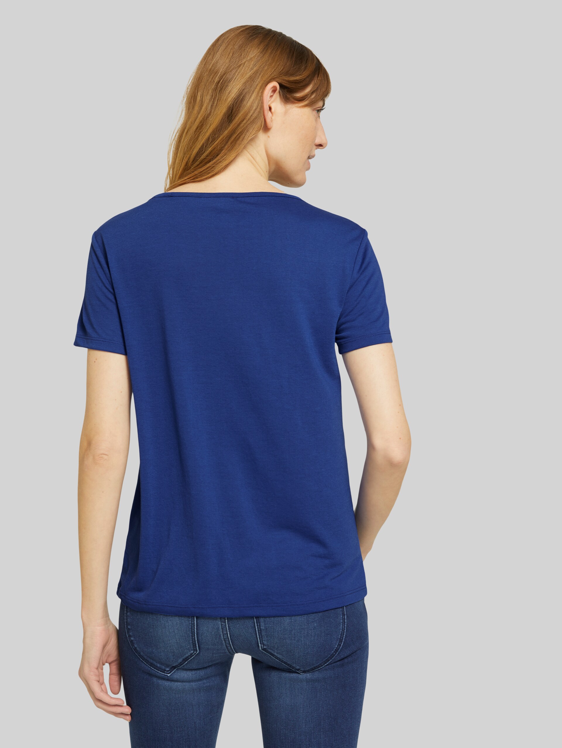 T-Shirt mit Knotendetail - anemone blue - Auschnitt Model-Rückansicht