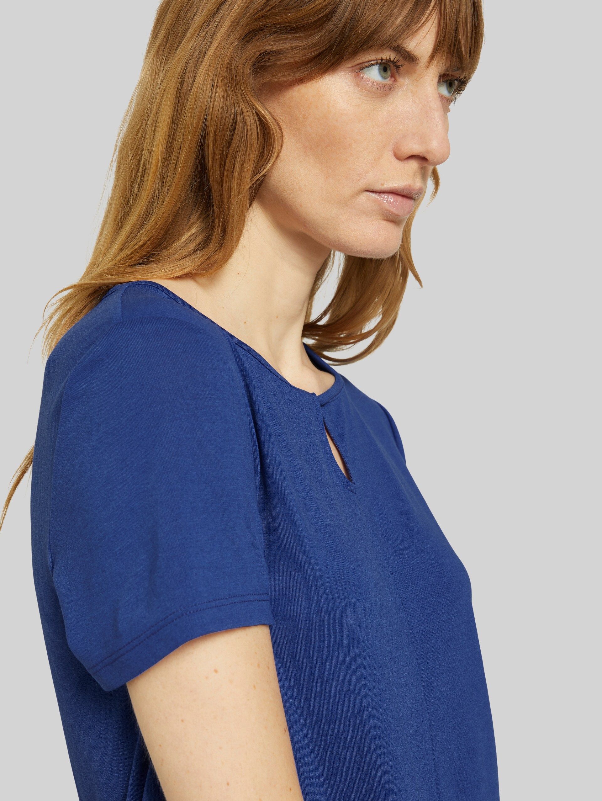 T-Shirt mit Knotendetail - anemone blue - Detail-Model-Ansicht