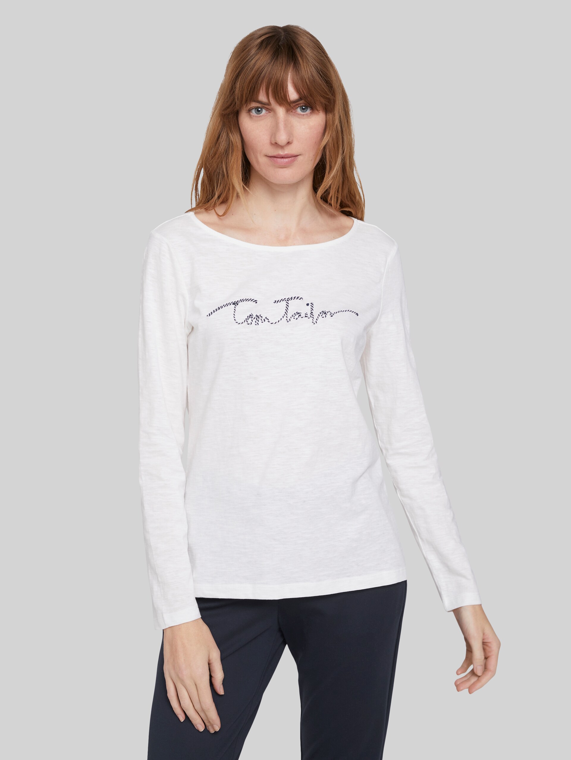 gestreiftes Langarmshirt mit Bio-Baumwolle und Logoprint - Whisper White - Ausschnitt Model-Vorderansicht