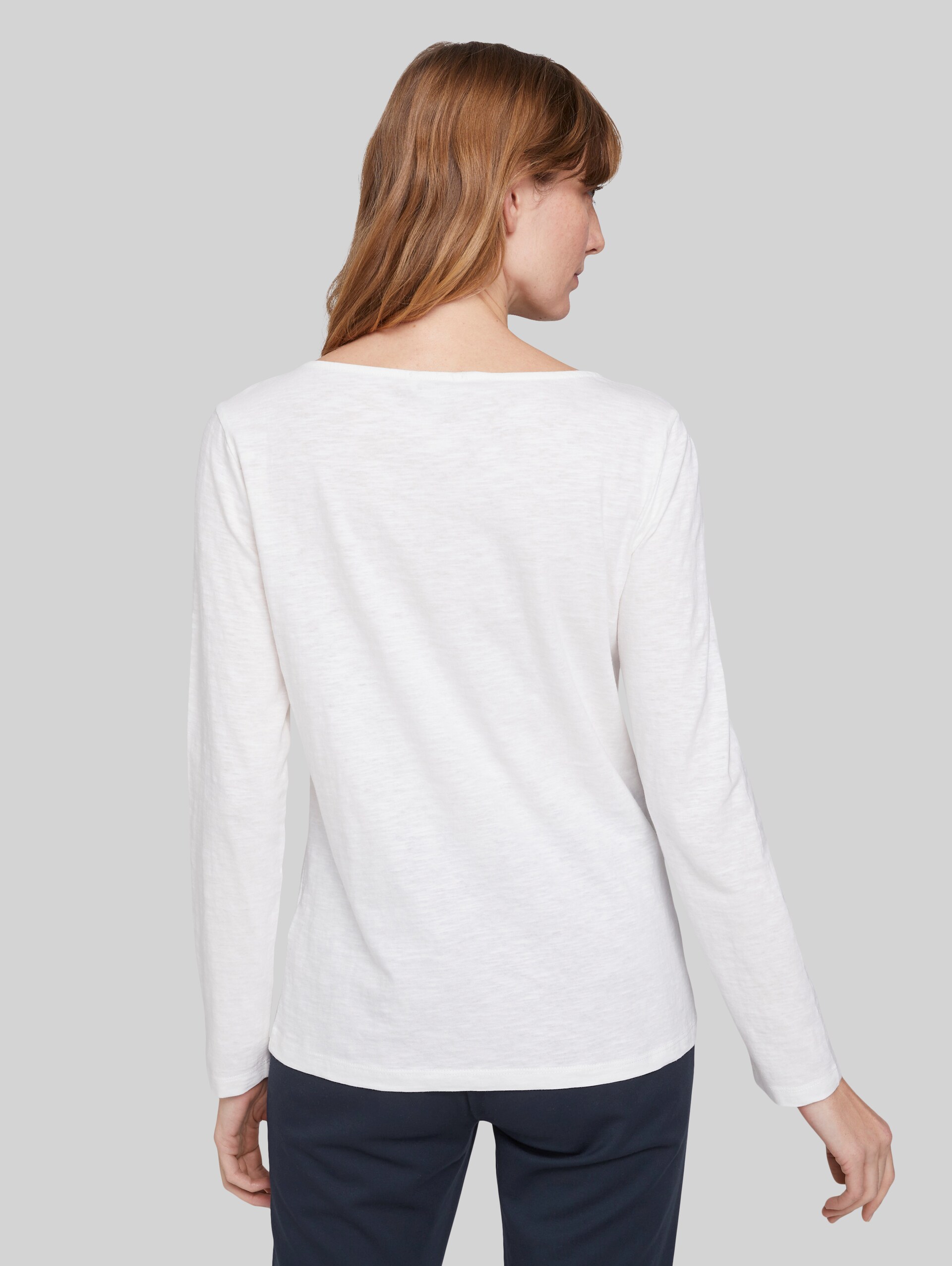 gestreiftes Langarmshirt mit Bio-Baumwolle und Logoprint - Whisper White - Auschnitt Model-Rückansicht