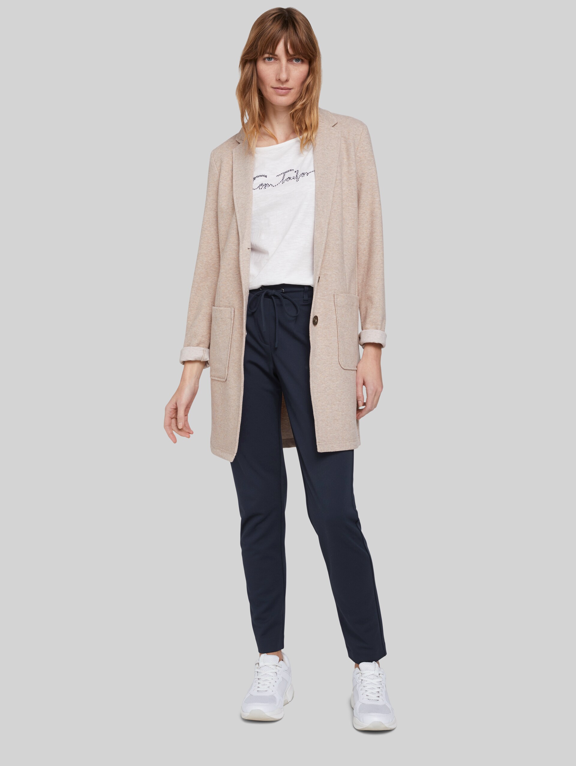 gestreiftes Langarmshirt mit Bio-Baumwolle und Logoprint - Whisper White - Model-Vorderansicht
