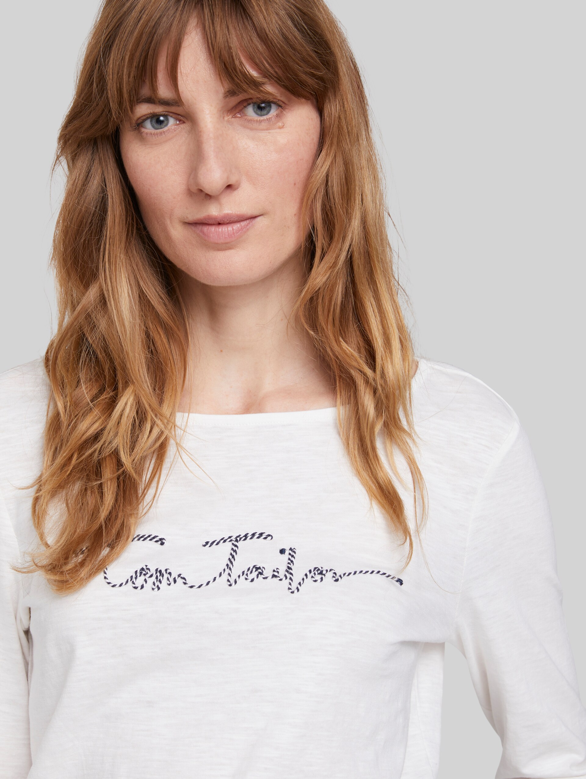 gestreiftes Langarmshirt mit Bio-Baumwolle und Logoprint - Whisper White - Detail-Model-Ansicht