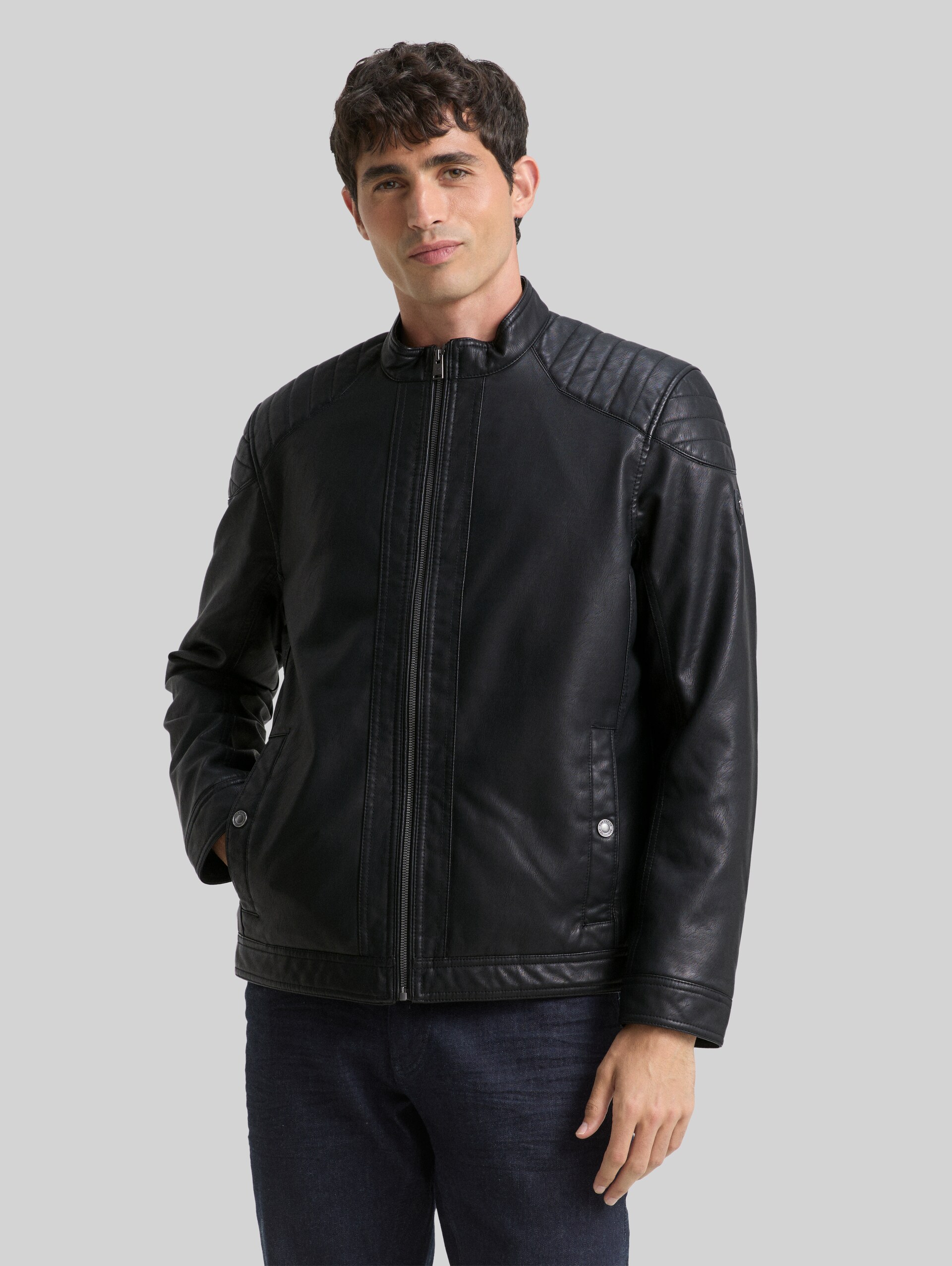 Bikerjacke aus Kunstleder - Black - Model-Vorderansicht