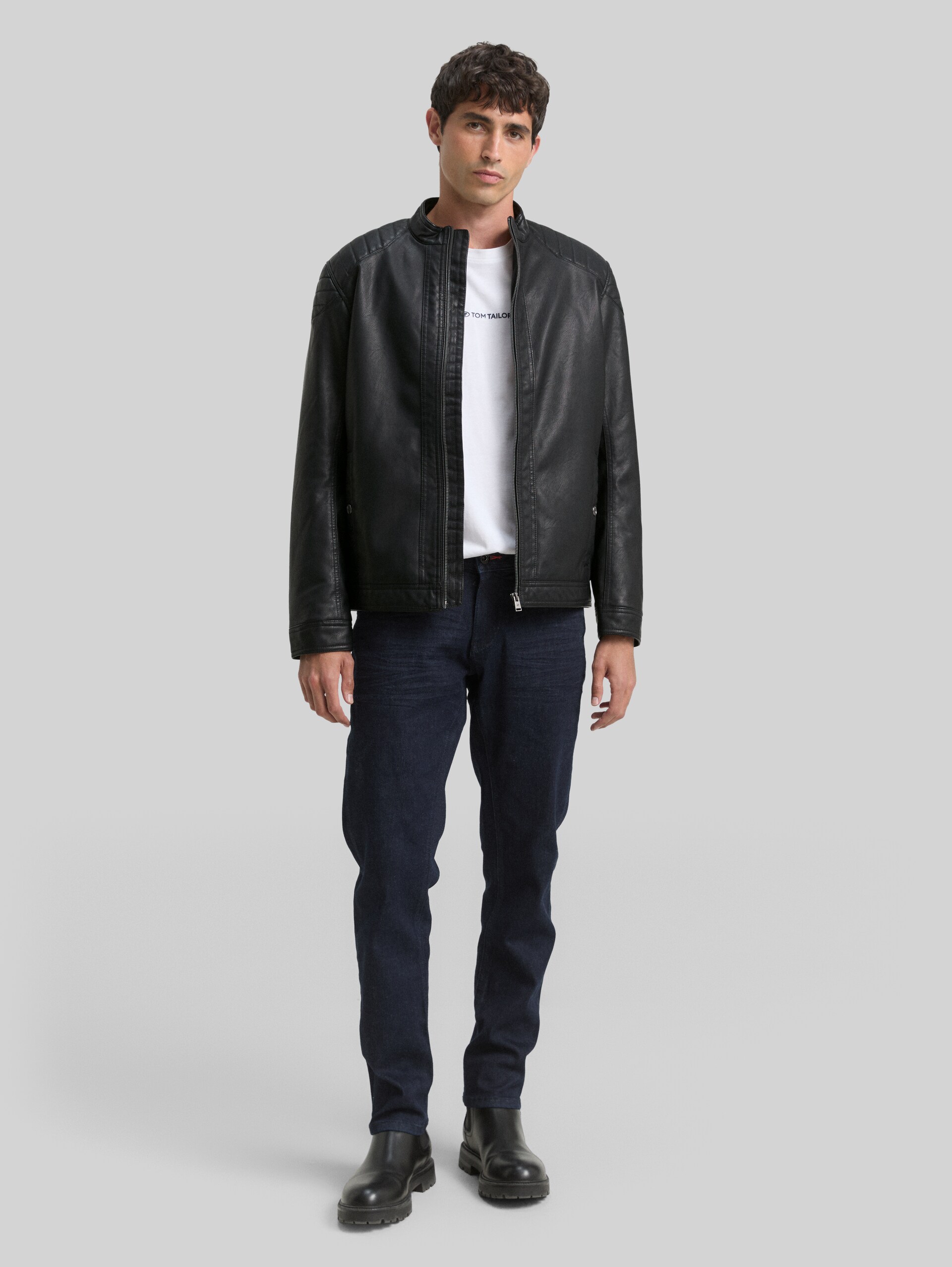 Bikerjacke aus Kunstleder - Black - seitliche Model-Ansicht