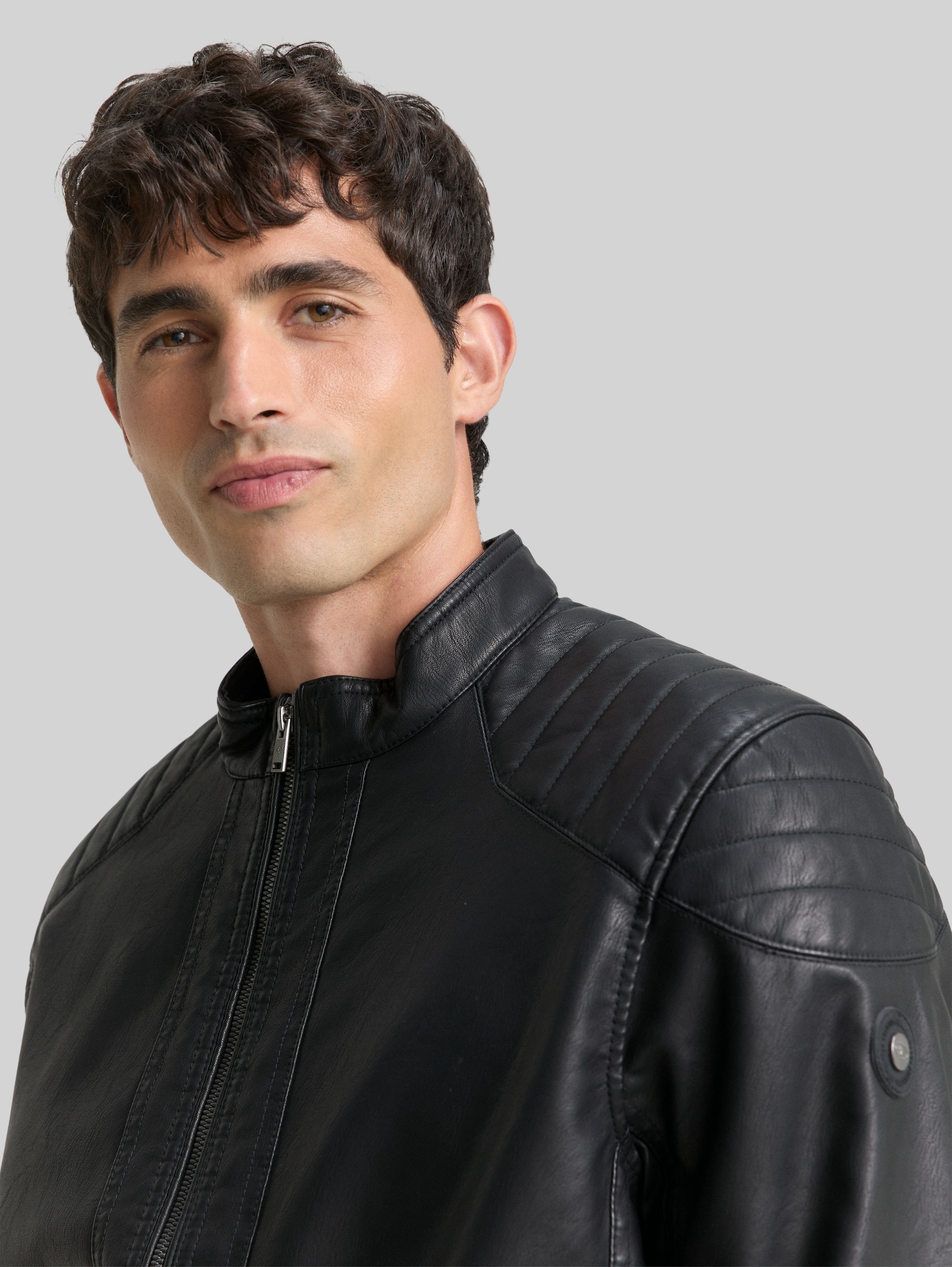 Bikerjacke aus Kunstleder - Black - Detail-Model-Ansicht