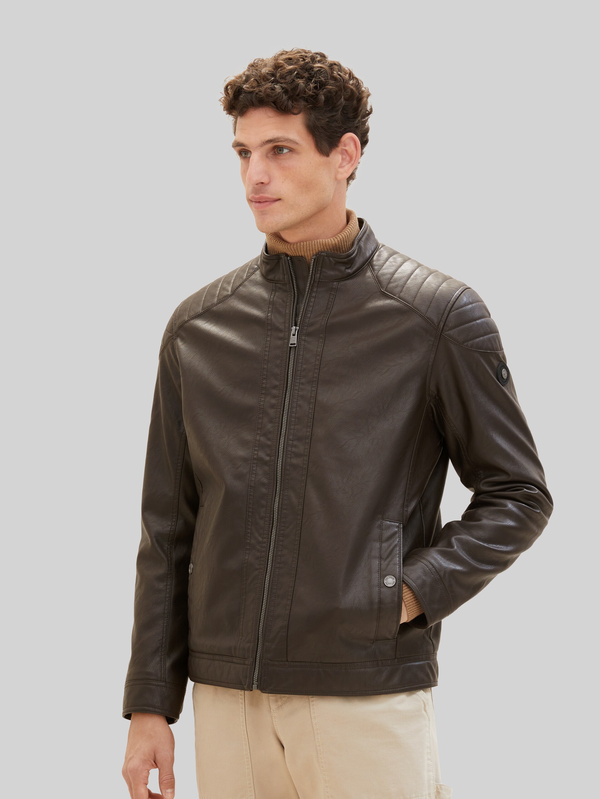 Bikerjacke aus Kunstleder - espresso brown fake leather - Model-Vorderansicht