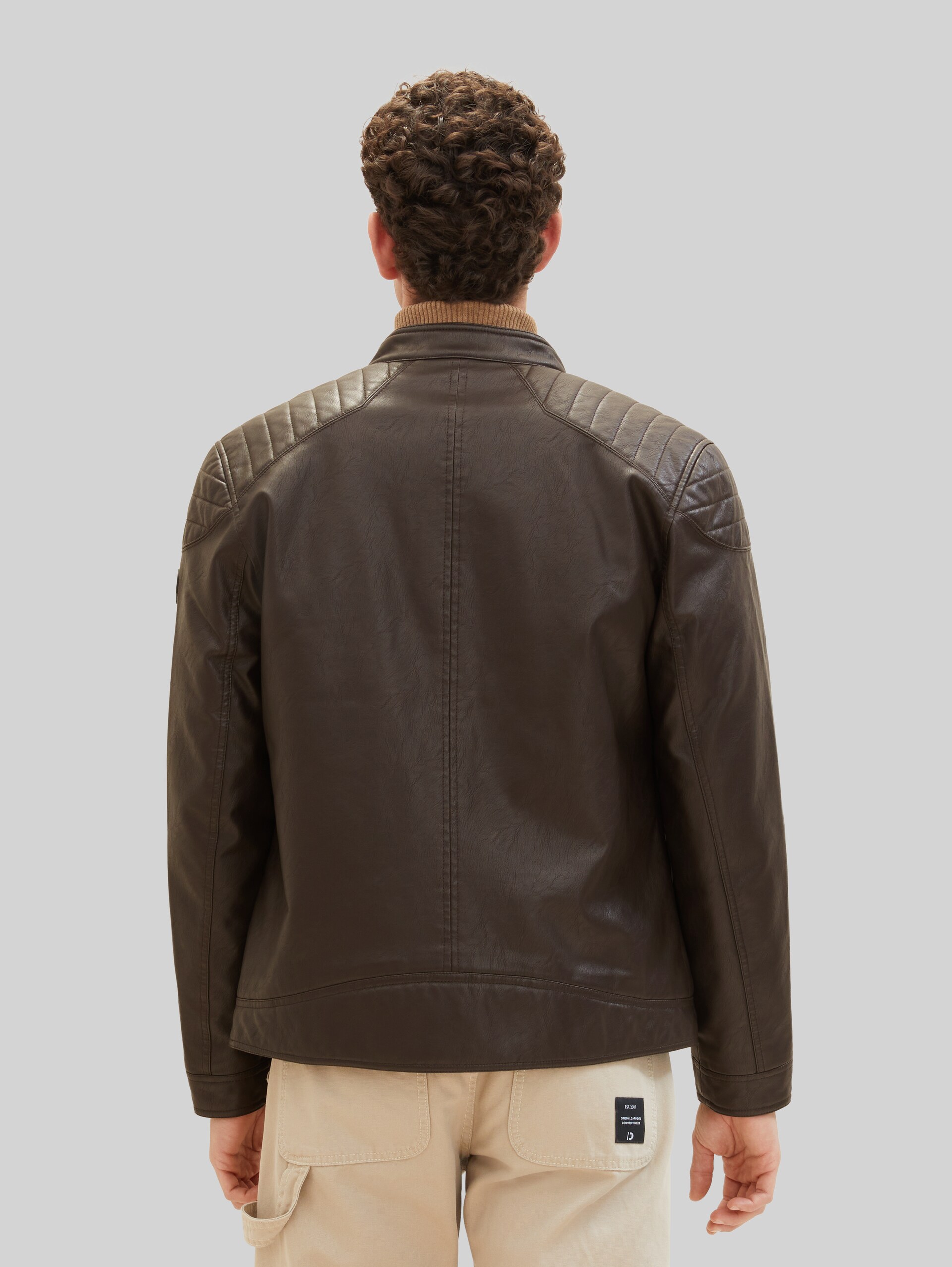 Bikerjacke aus Kunstleder - espresso brown fake leather - Model-Rückansicht