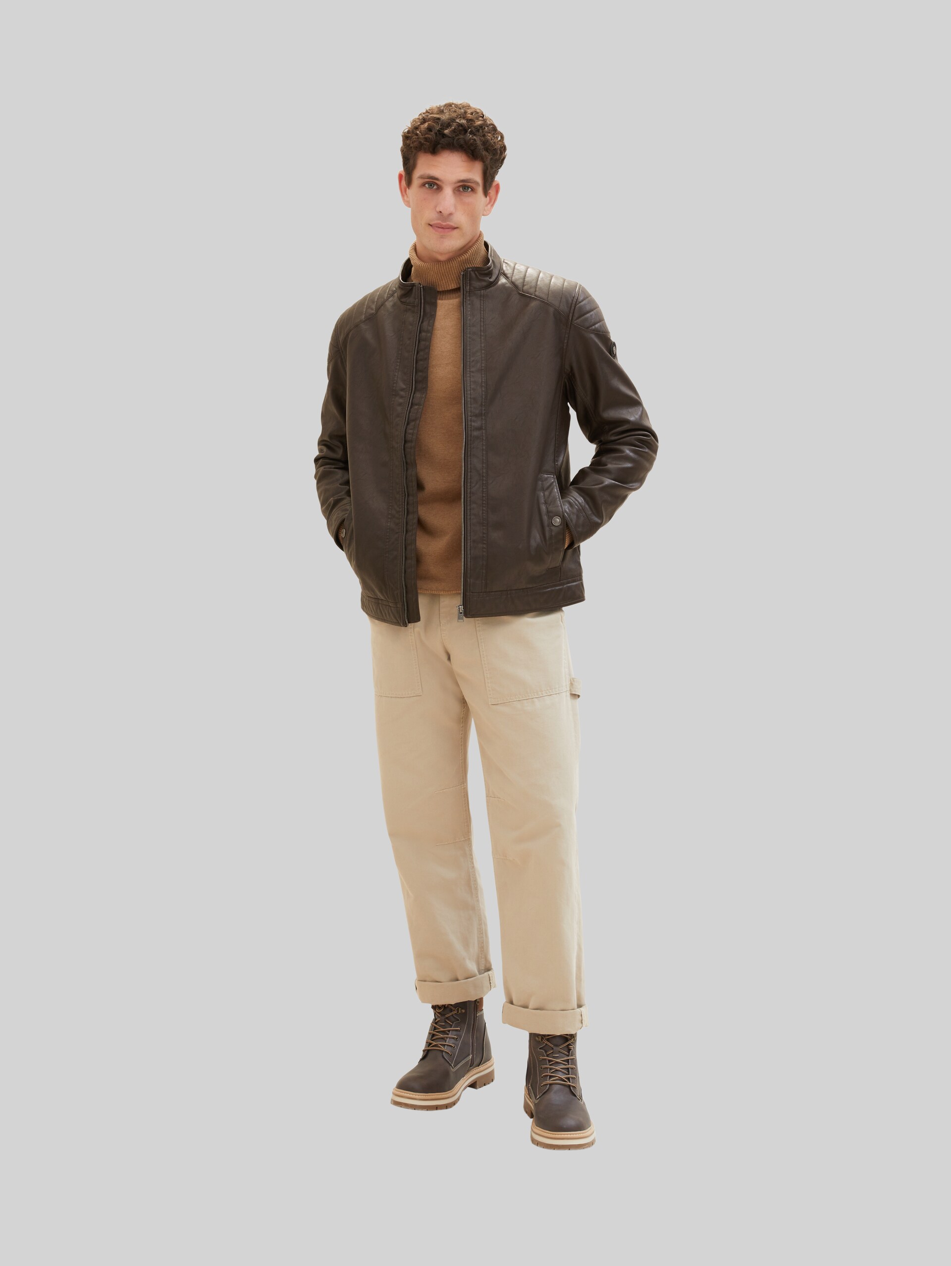 Bikerjacke aus Kunstleder - espresso brown fake leather - seitliche Model-Ansicht