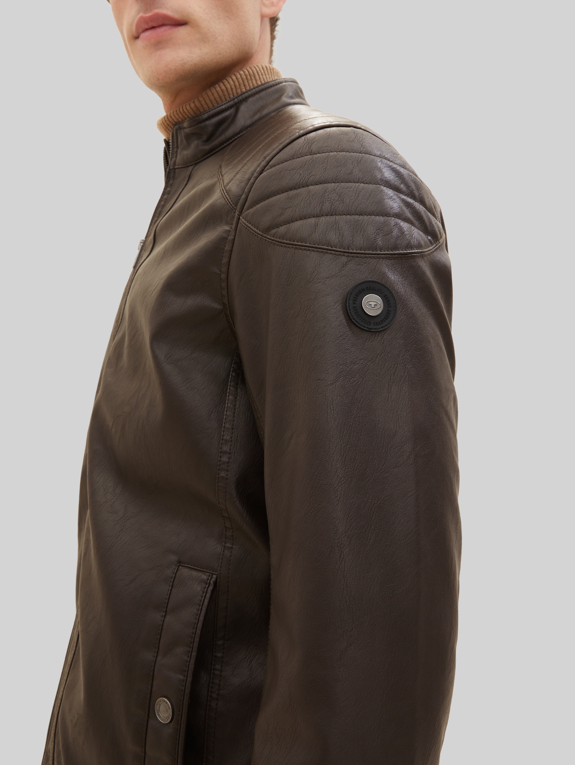 Bikerjacke aus Kunstleder - espresso brown fake leather - Detail-Model-Ansicht