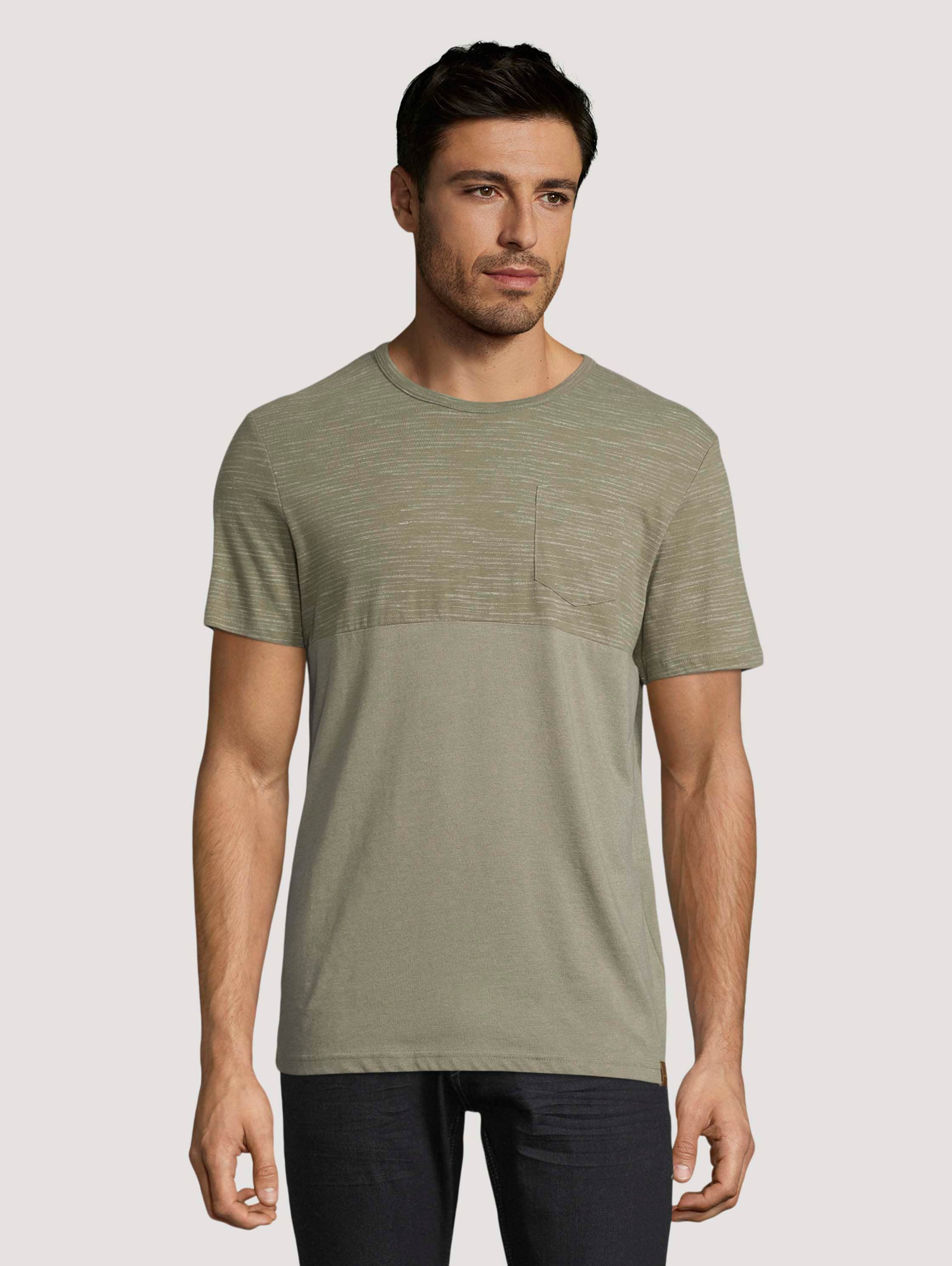 Gestreiftes T-Shirt mit Brusttasche - Light Oak Leaf Melange - Ausschnitt Model-Vorderansicht