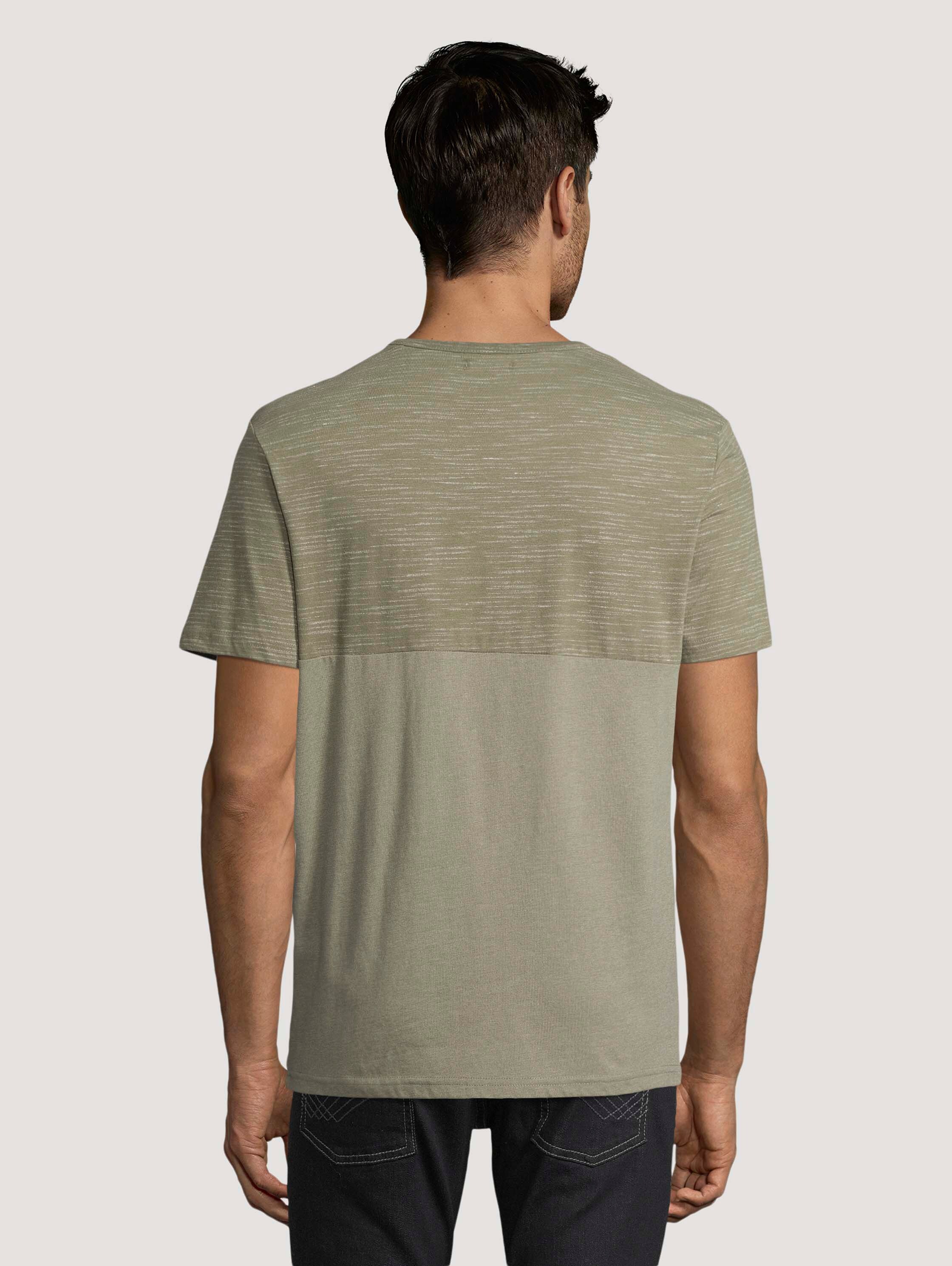 Gestreiftes T-Shirt mit Brusttasche - Light Oak Leaf Melange - Auschnitt Model-Rückansicht