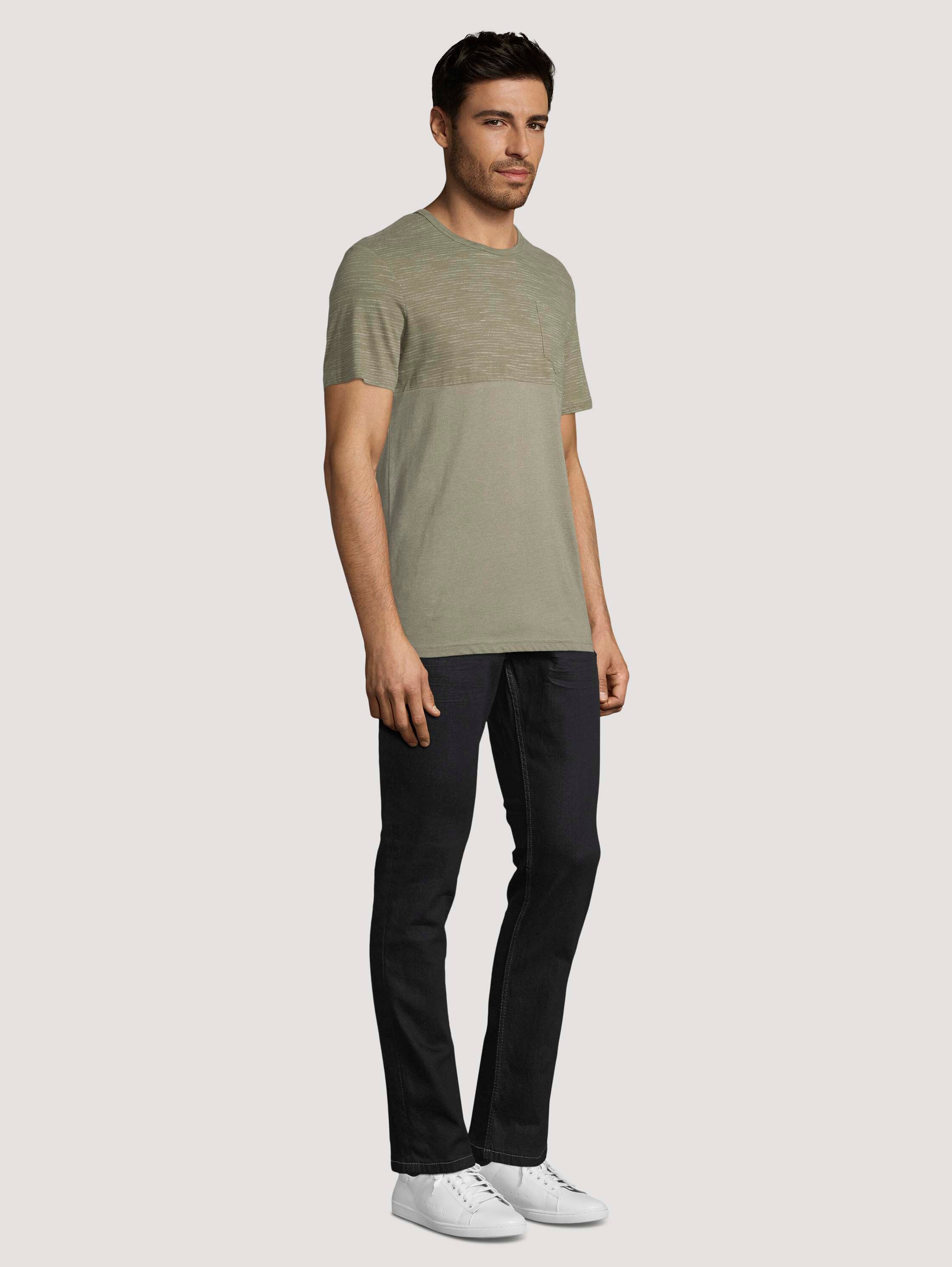 Gestreiftes T-Shirt mit Brusttasche - Light Oak Leaf Melange - Model-Vorderansicht