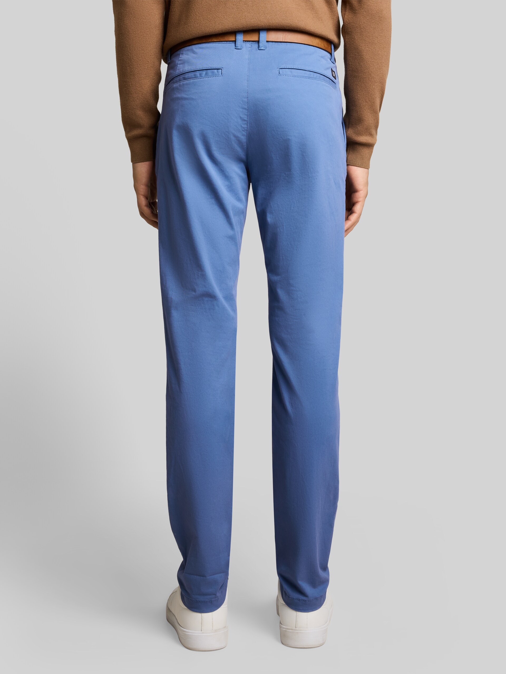Slim-fit chino met riem - Rating Blue - Neklijn model-achteraanzicht