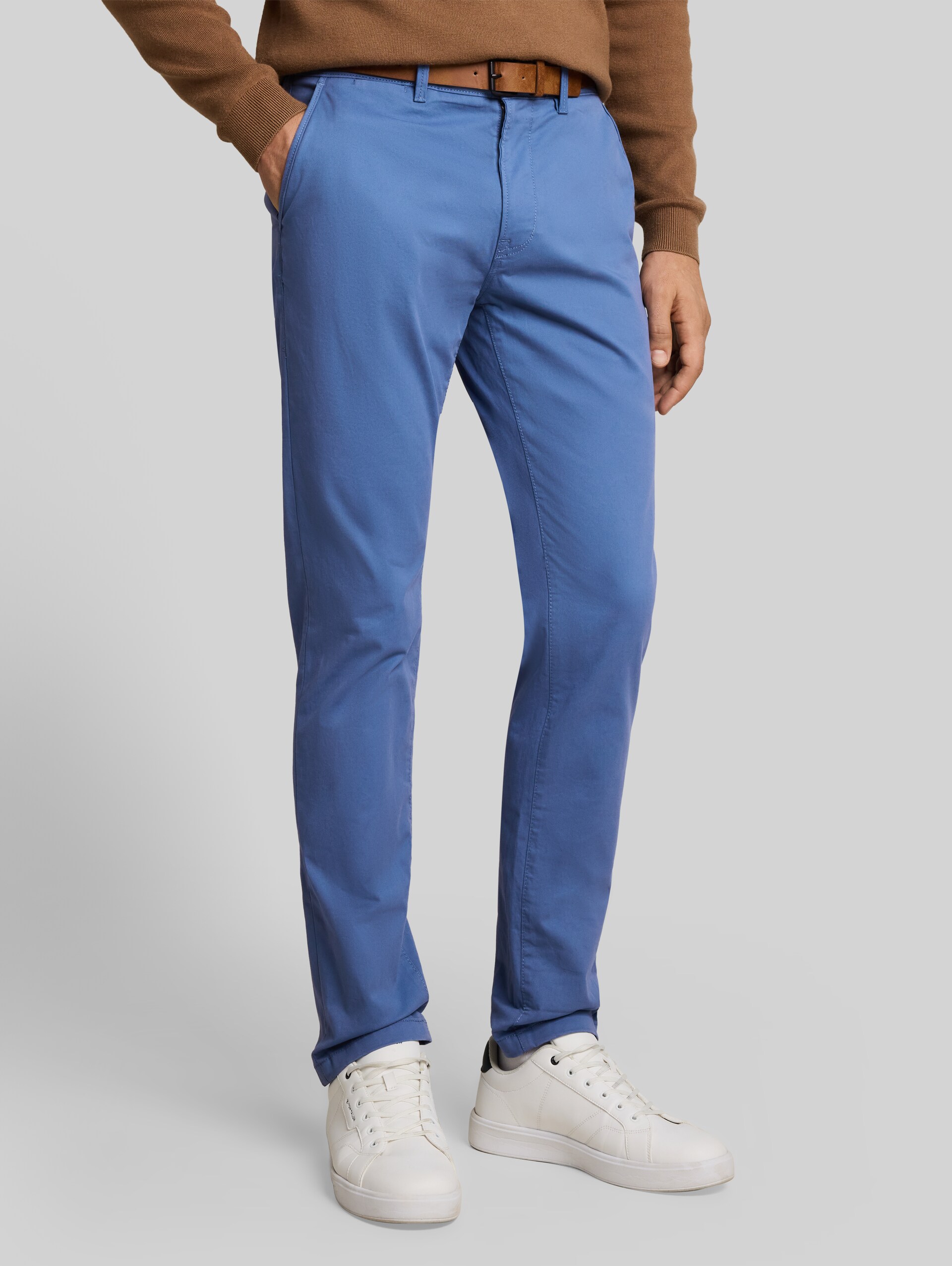 Slim-fit chino met riem - Rating Blue - Nek model vooraanzicht