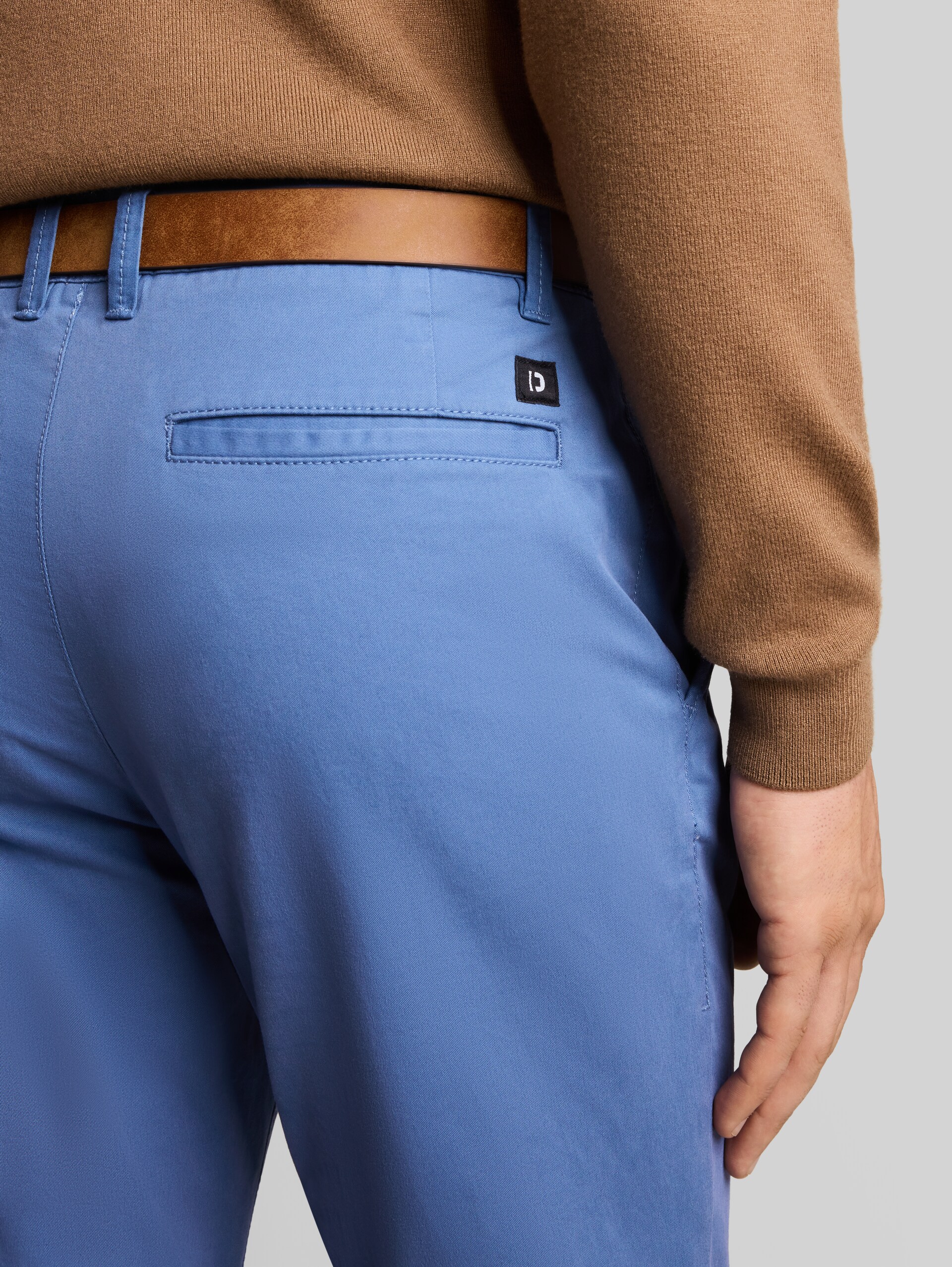 Slim-fit chino met riem - Rating Blue - Detailaanzicht model