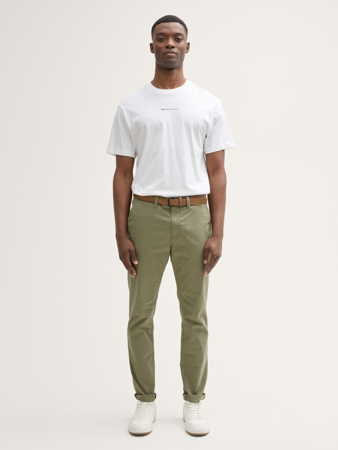 Slim Chino Hose mit Gürtel - tree moss green - Model-Vorderansicht