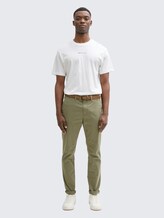 Slim Chino Hose mit Gürtel - tree moss green - Model-Vorderansicht