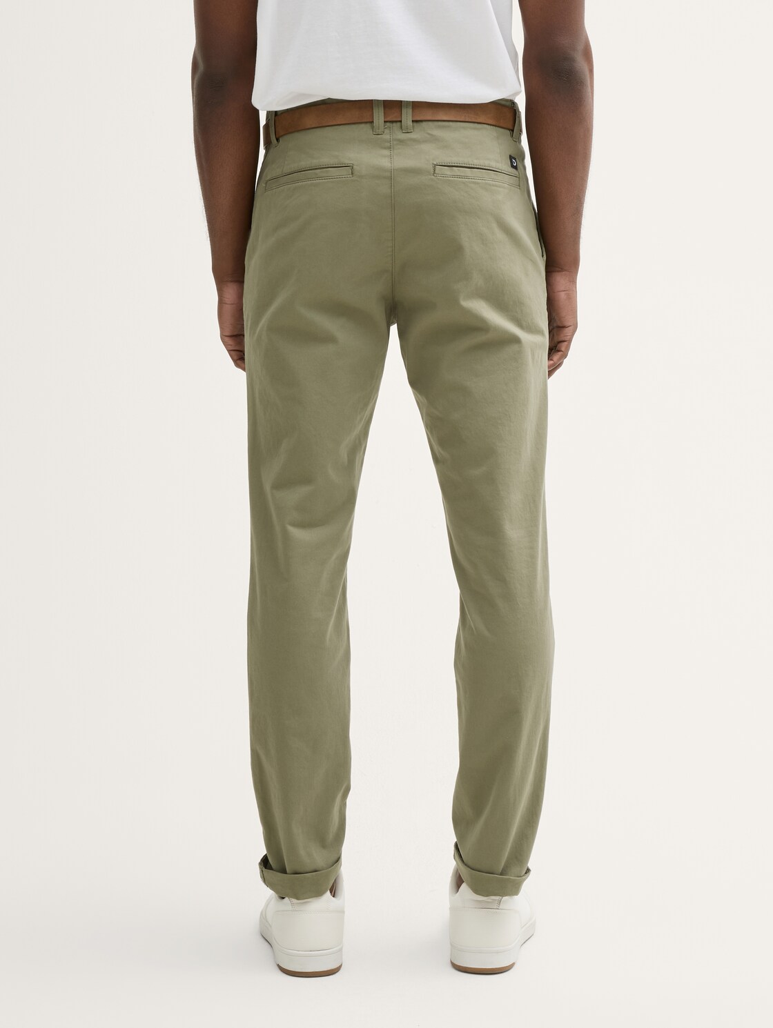 Slim Chino Hose mit Gürtel - tree moss green - Auschnitt Model-Rückansicht