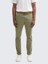 Slim Chino Hose mit Gürtel - tree moss green - Ausschnitt Model-Vorderansicht