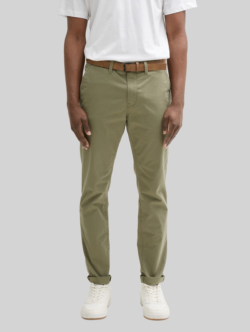 Slim Chino Hose mit Gürtel von Denim Male, tree moss green