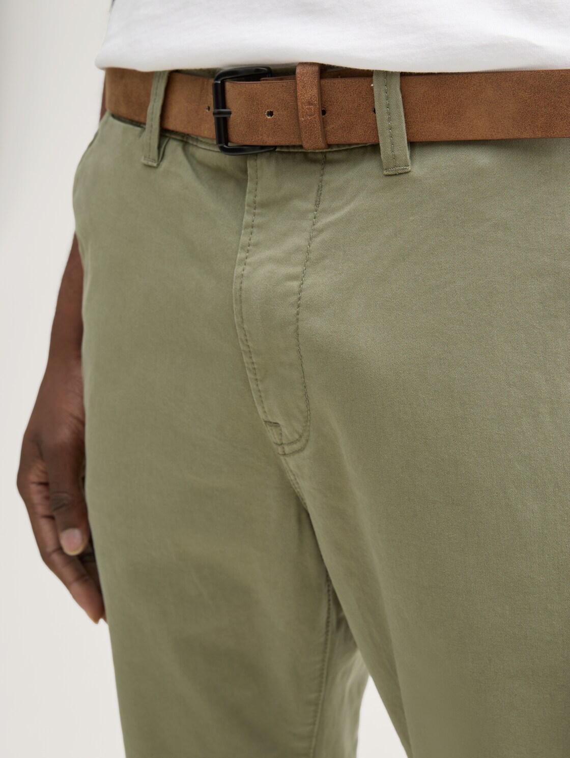 Slim Chino Hose mit Gürtel - tree moss green - Detail-Model-Ansicht