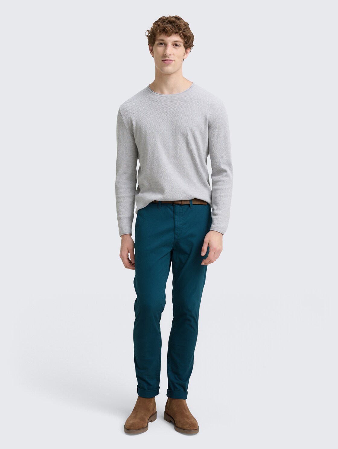 Slim Chino Hose mit Gürtel - deep pond green - Model-Vorderansicht